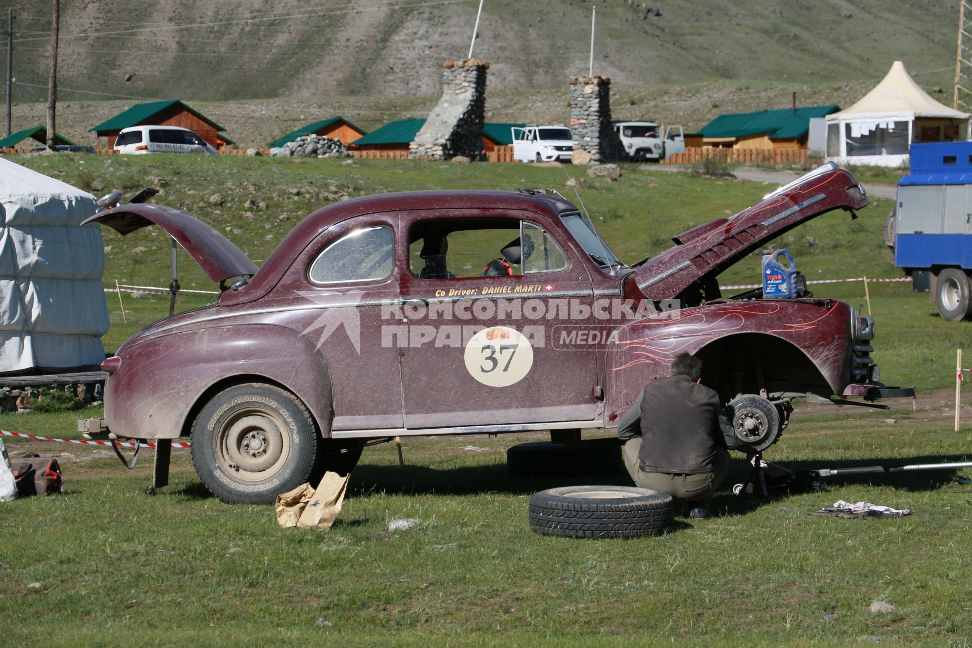 Республика Алтай. Участник ралли `Пекин-Париж-2019` (The 7th Peking to Paris)  на автомобиле Ford Coupe 1948 года выпуска