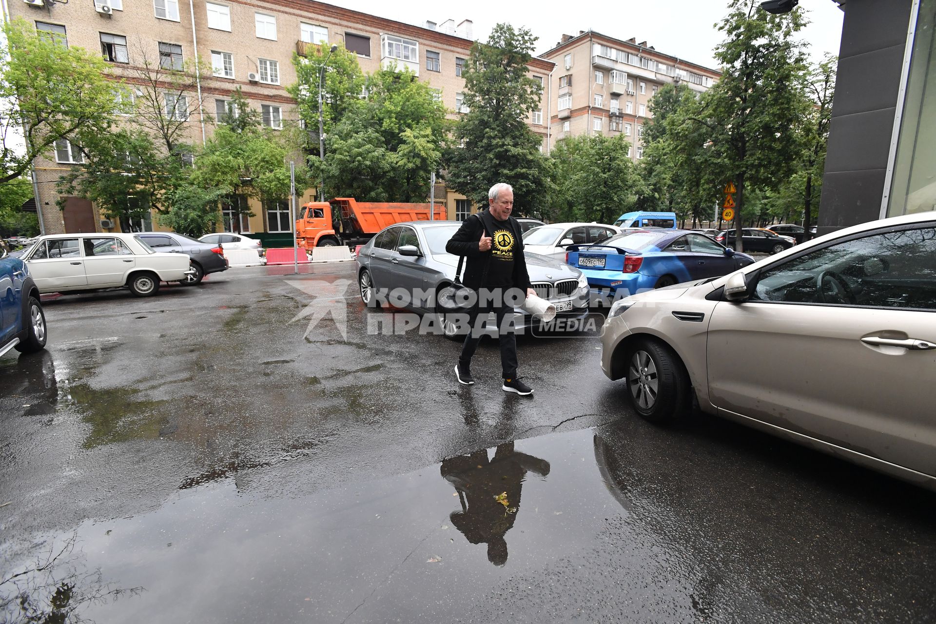 Москва. Лидер группы `Машина Времени`, певец,поэт Андрей Макаревич на радиостанции `Комсомольская правда`.