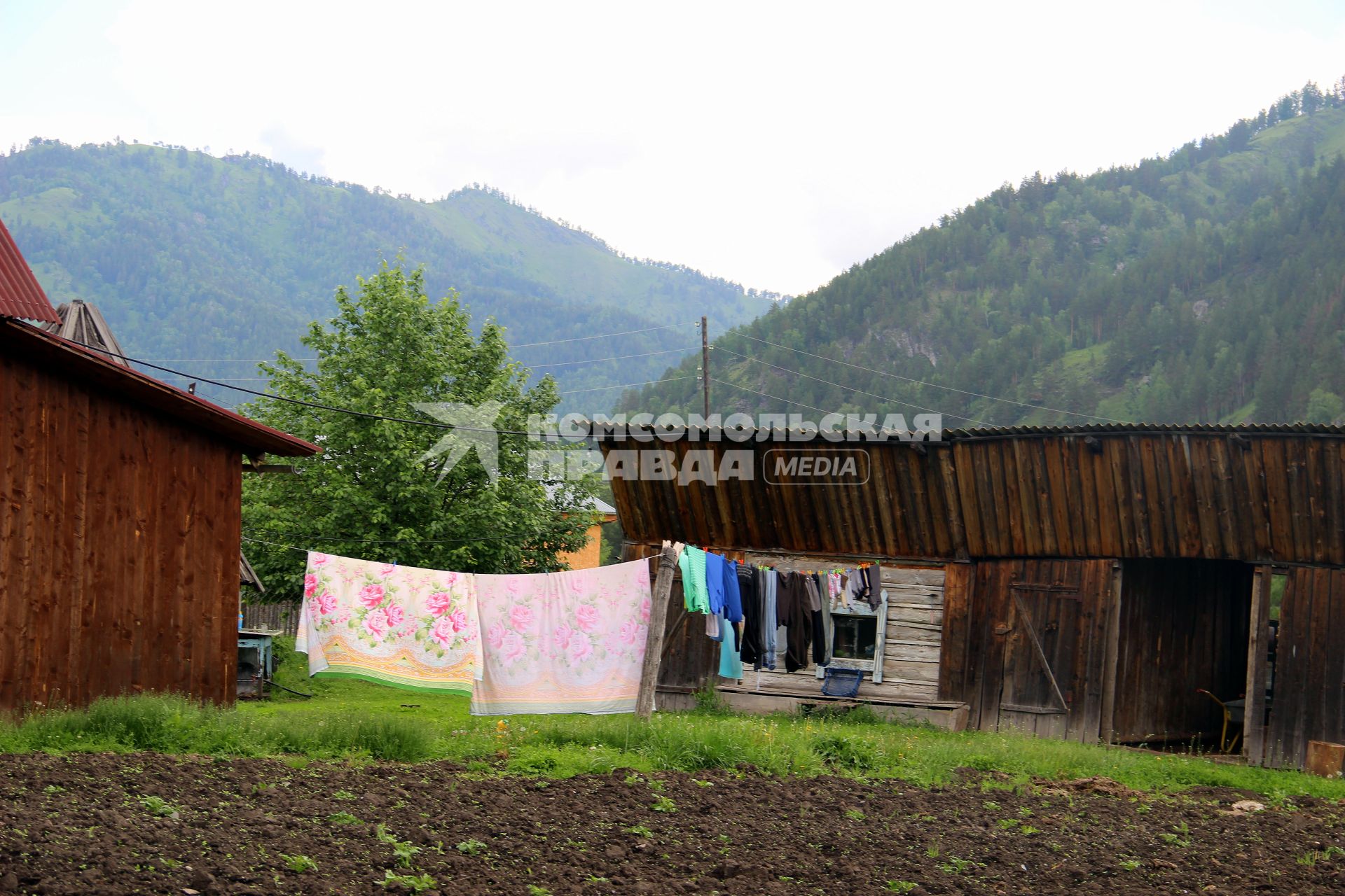 Горный Алтай, село Анос. Белье сушится на веревку во дворе.