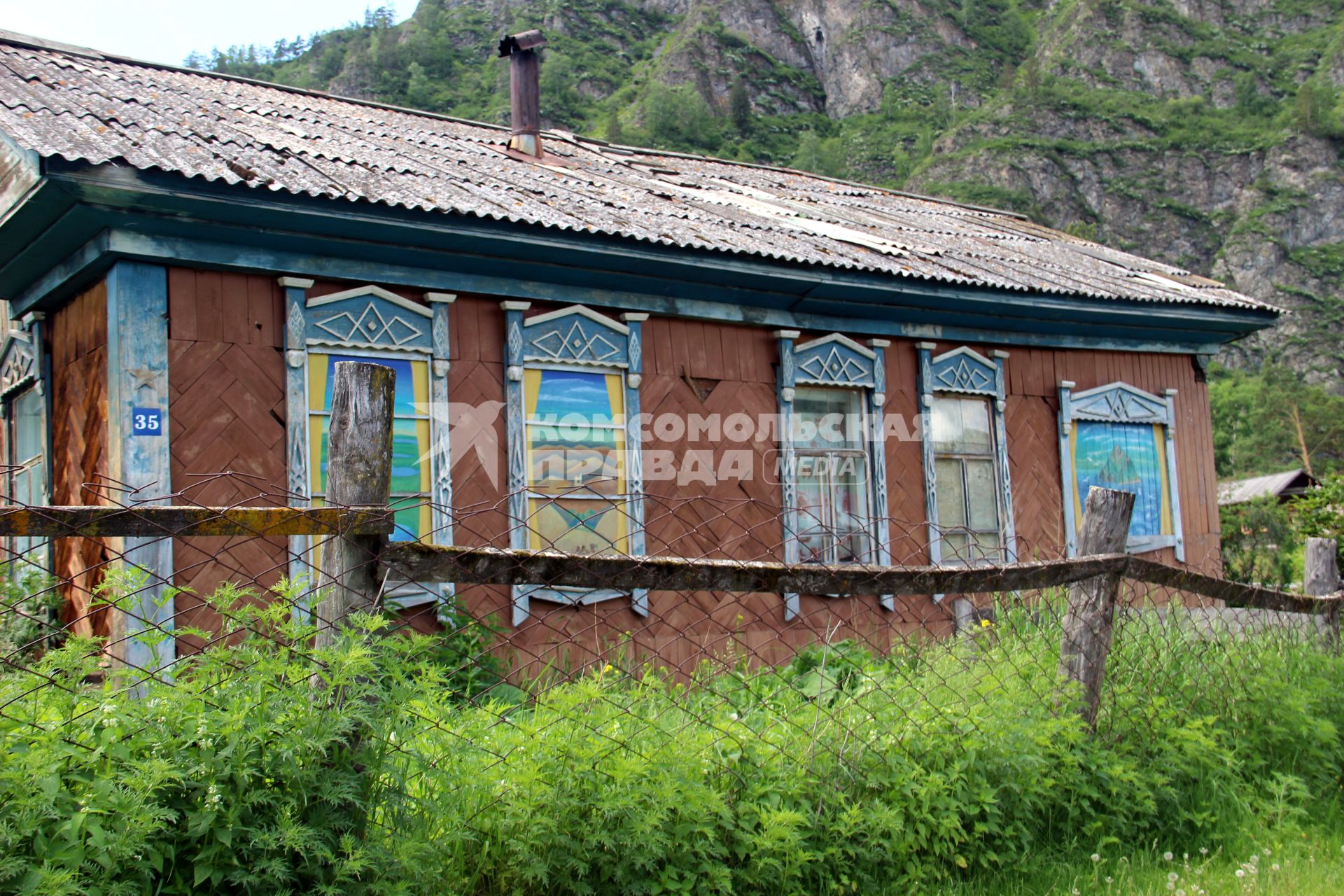 Горный Алтай, село Анос. Один из сельских домов.