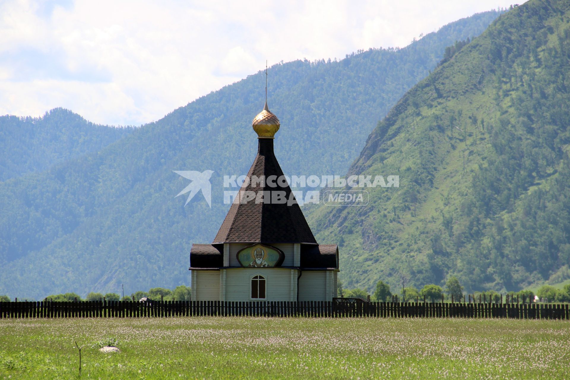 Горный Алтай, храм Андрея Первозванного. Вид на храм.