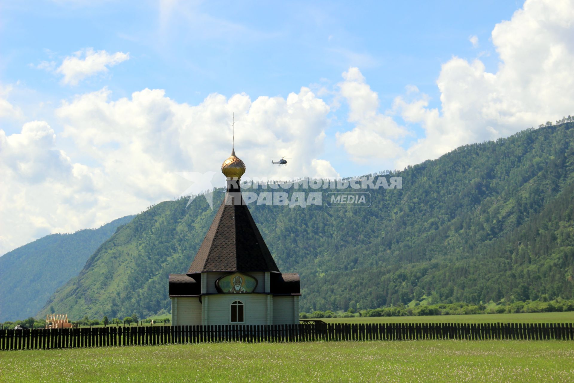 Горный Алтай, храм Андрея Первозванного. Вид на храм.