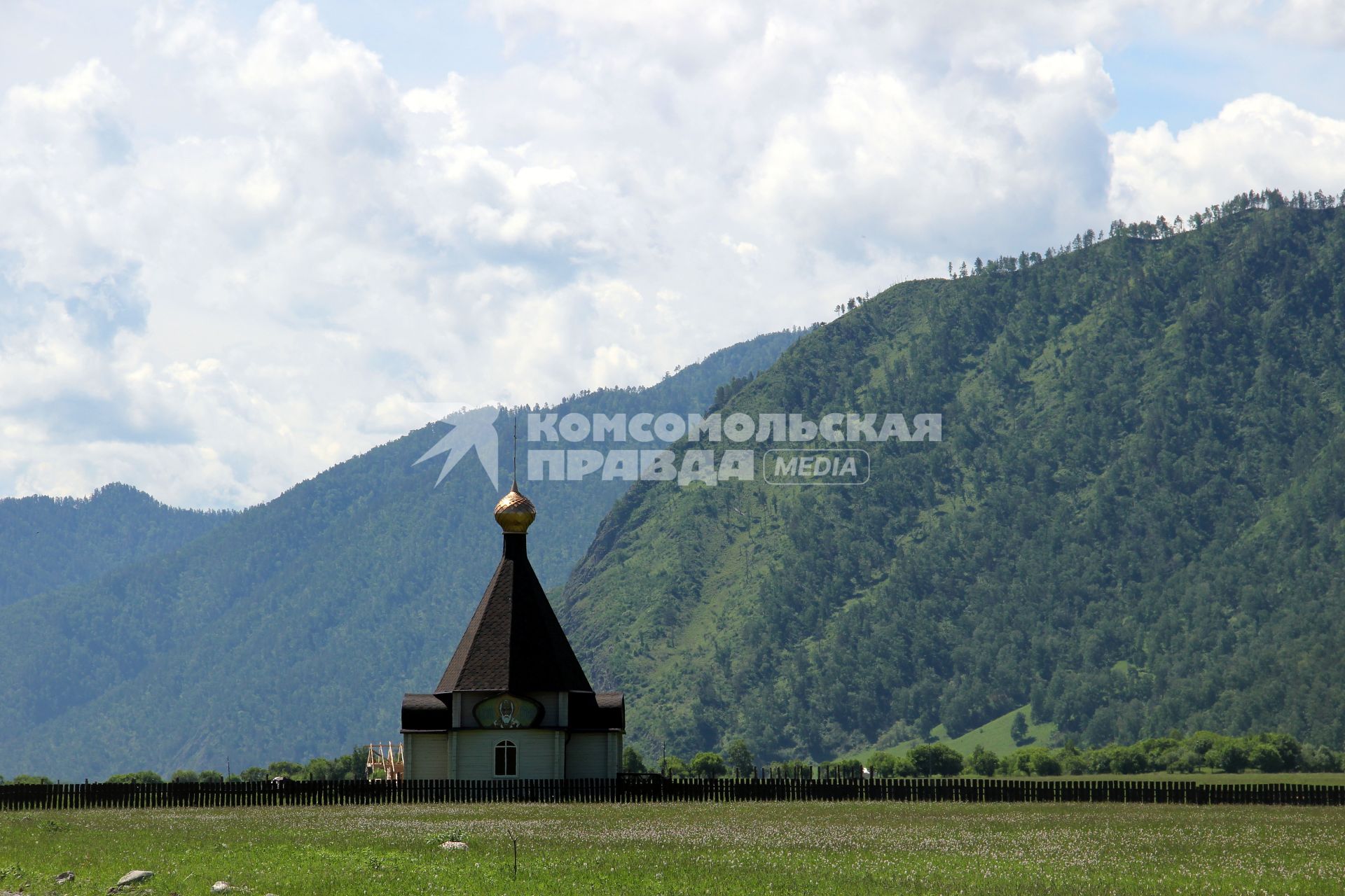 Горный Алтай, храм Андрея Первозванного. Вид на храм.