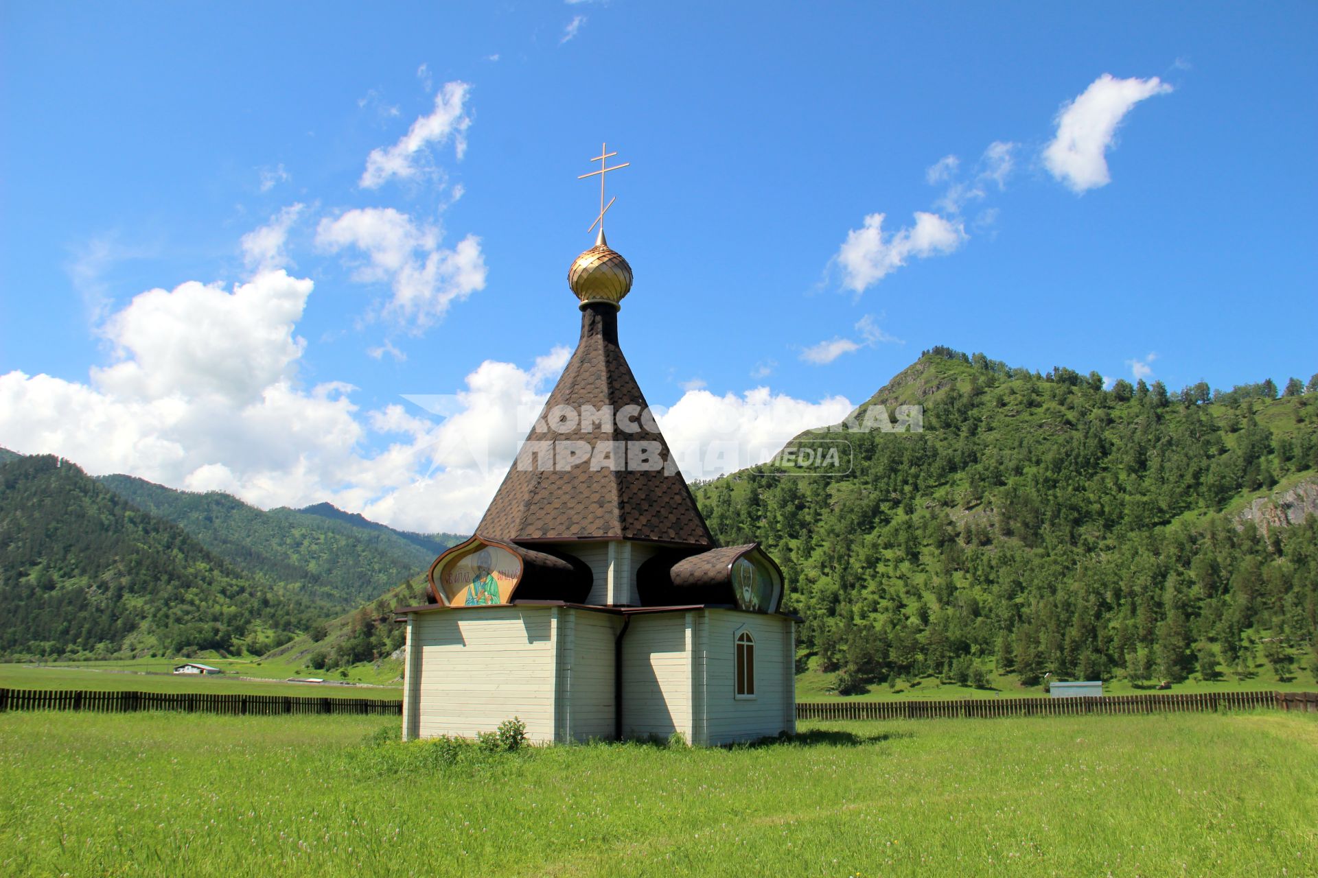 Горный Алтай, храм Андрея Первозванного. Вид на храм.