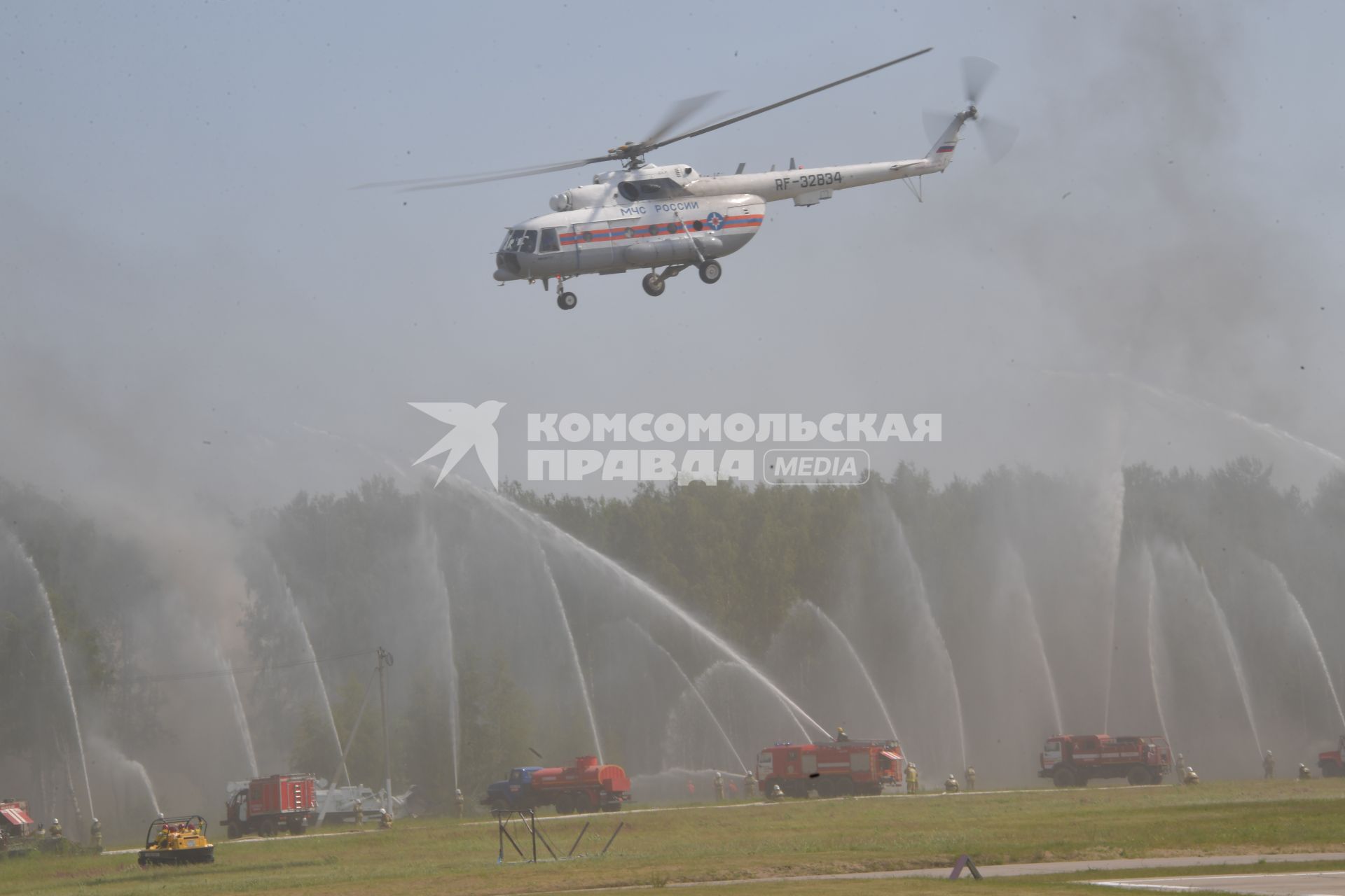 Ногинск. Вертолеты Ми-8 во время демонстрационных учений МЧС РФ в рамках XII Международного салона средств обеспечения безопасности `Комплексная безопасность-2019` на полигоне Ногинского спасательного центра МЧС России.