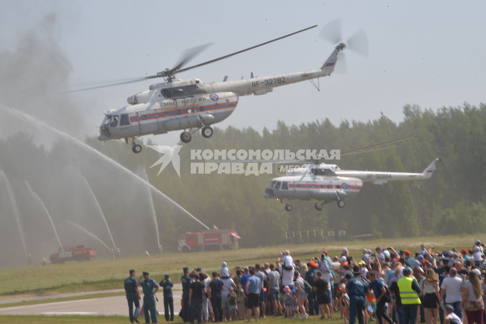 Ногинск. Вертолеты Ми-8  и во время демонстрационных учений МЧС РФ в рамках XII Международного салона средств обеспечения безопасности `Комплексная безопасность-2019` на полигоне Ногинского спасательного центра МЧС России.