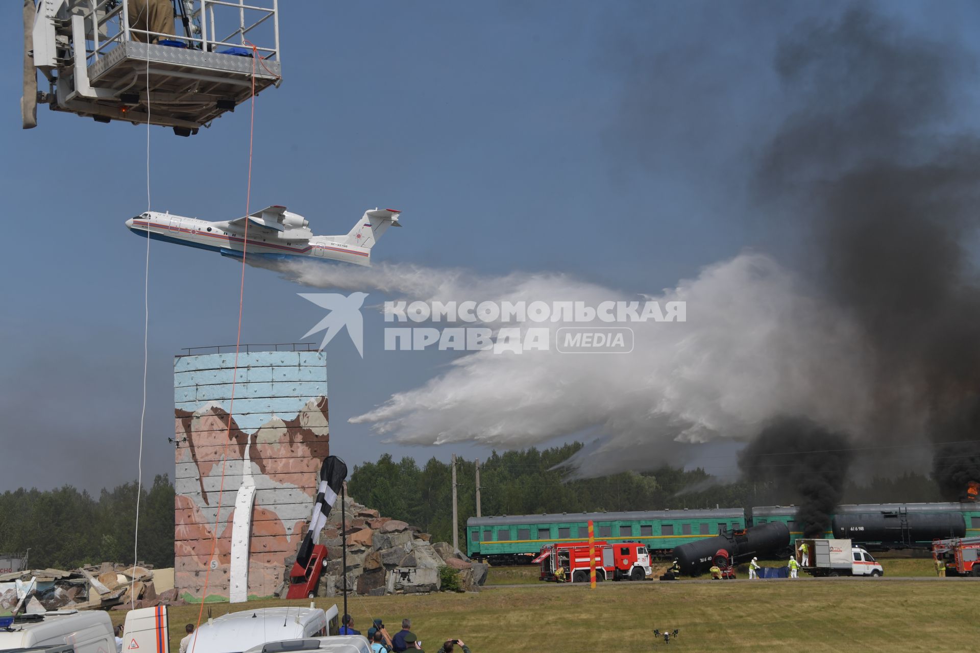 Ногинск. Демонстрационные учения МЧС РФ в рамках XII Международного салона средств обеспечения безопасности `Комплексная безопасность-2019` на полигоне Ногинского спасательного центра МЧС России.