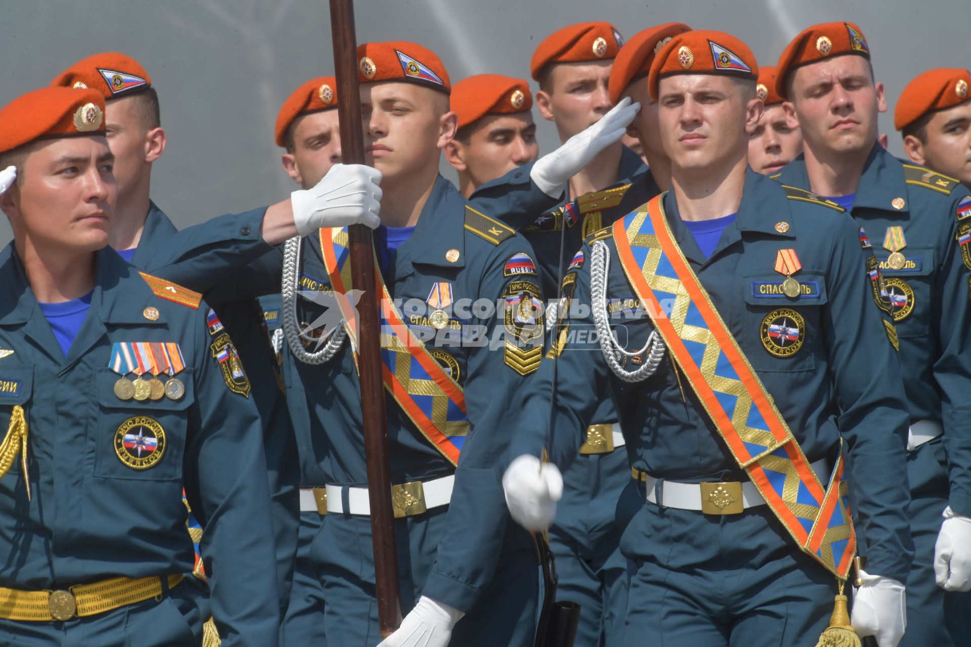 Ногинск.  Сотрудники МЧС РФ во время демонстрационных учений в рамках XII Международного салона средств обеспечения безопасности `Комплексная безопасность-2019` на полигоне Ногинского спасательного центра МЧС России.