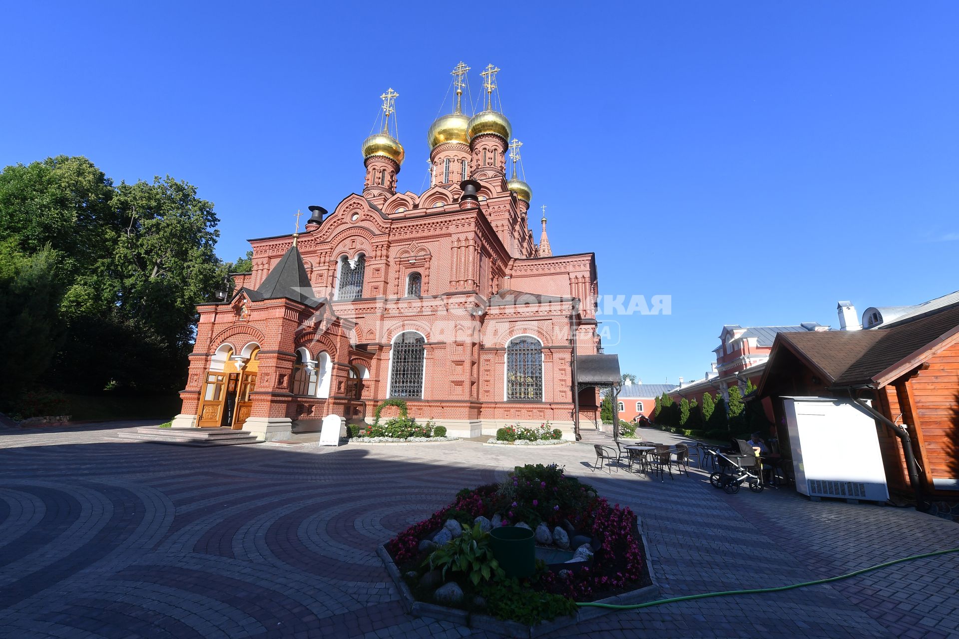 Московская область.  Вид на Гефсиманский Черниговскоий  храм Троице-Сергиевой лавры.