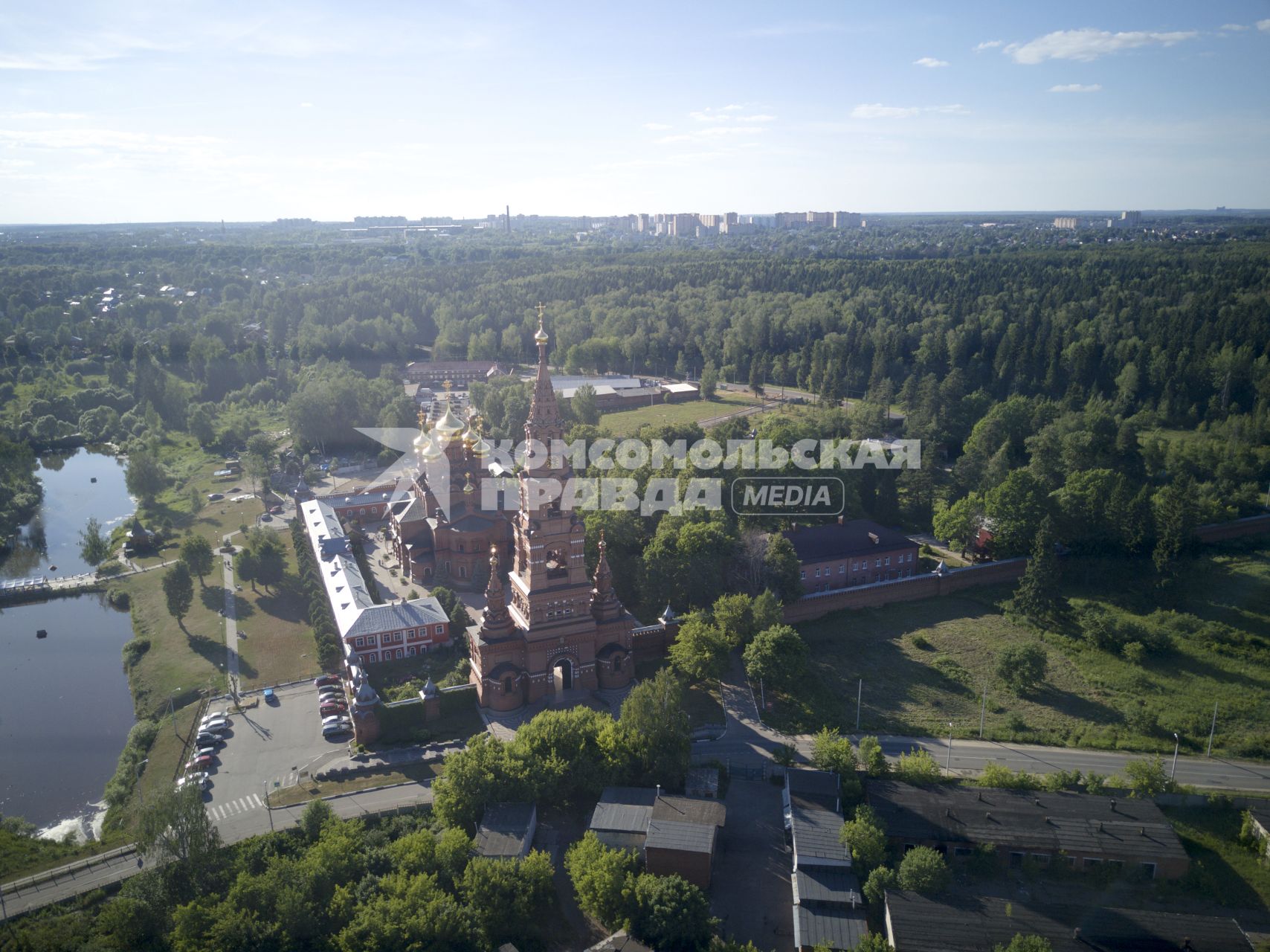 Московская область.  Вид сверху на  церковь  и колокольню  Гефсиманского Черниговского скита  Троице-Сергиевой лавры.