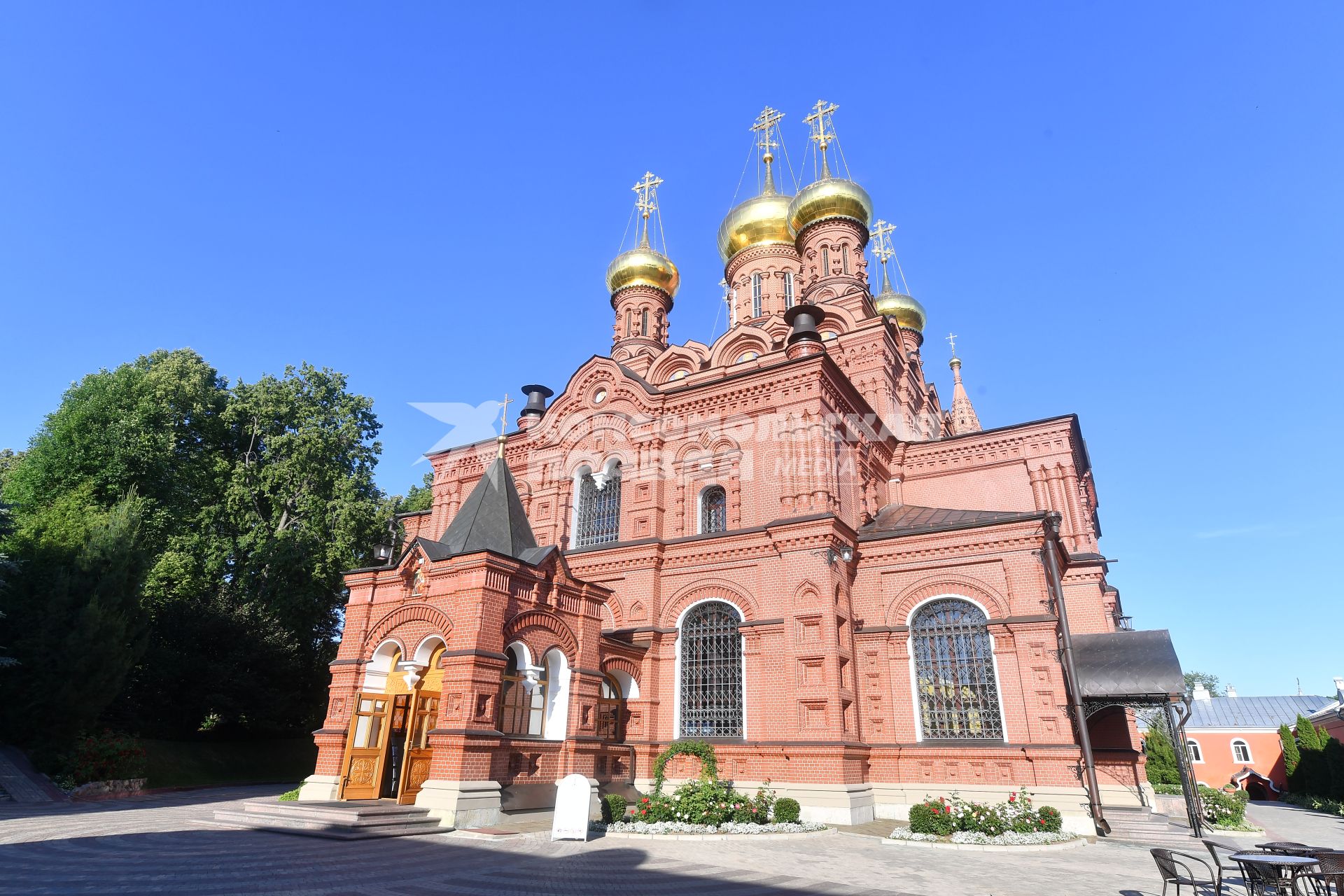 Московская область.  Вид на Гефсиманский Черниговскоий  храм Троице-Сергиевой лавры.