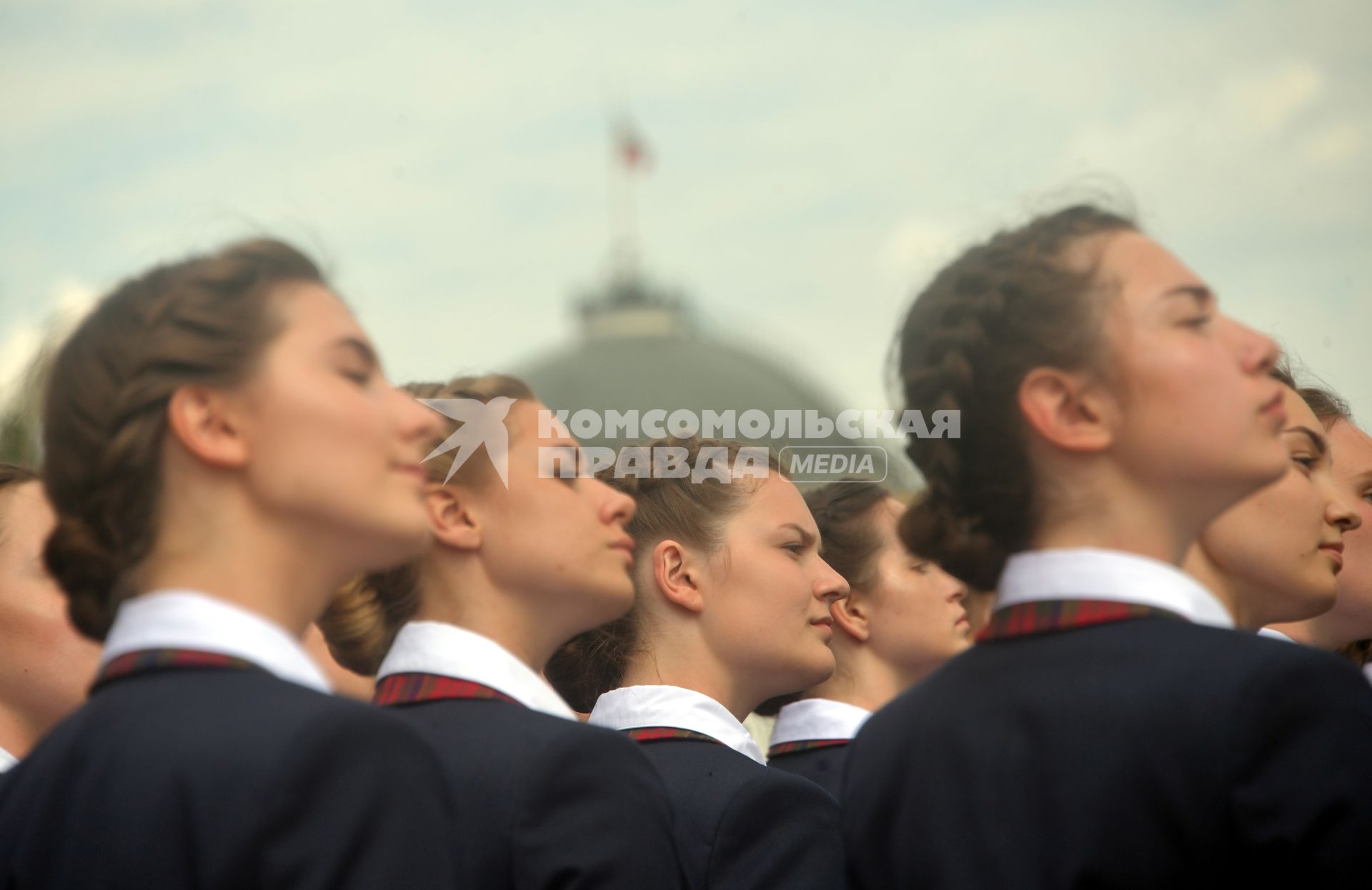 Москва. Во время торжественной церемонии объединеннго выпуска Московского суворовского военного училища, Московского военно-музыкального училища им. В.М.Халилова и Московского кадетского  корпуса`Пансион воспитанниц Министерства обороны РФ` на Соборной площади Кремля.