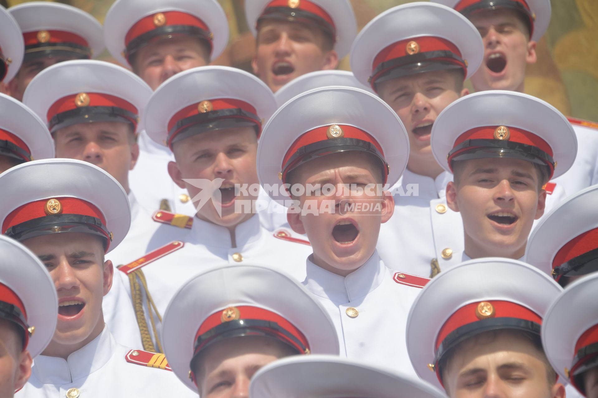 Москва. Во время торжественной церемонии объединеннго выпуска Московского суворовского военного училища, Московского военно-музыкального училища им. В.М.Халилова и Московского кадетского  корпуса`Пансион воспитанниц Министерства обороны РФ` на Соборной площади Кремля.