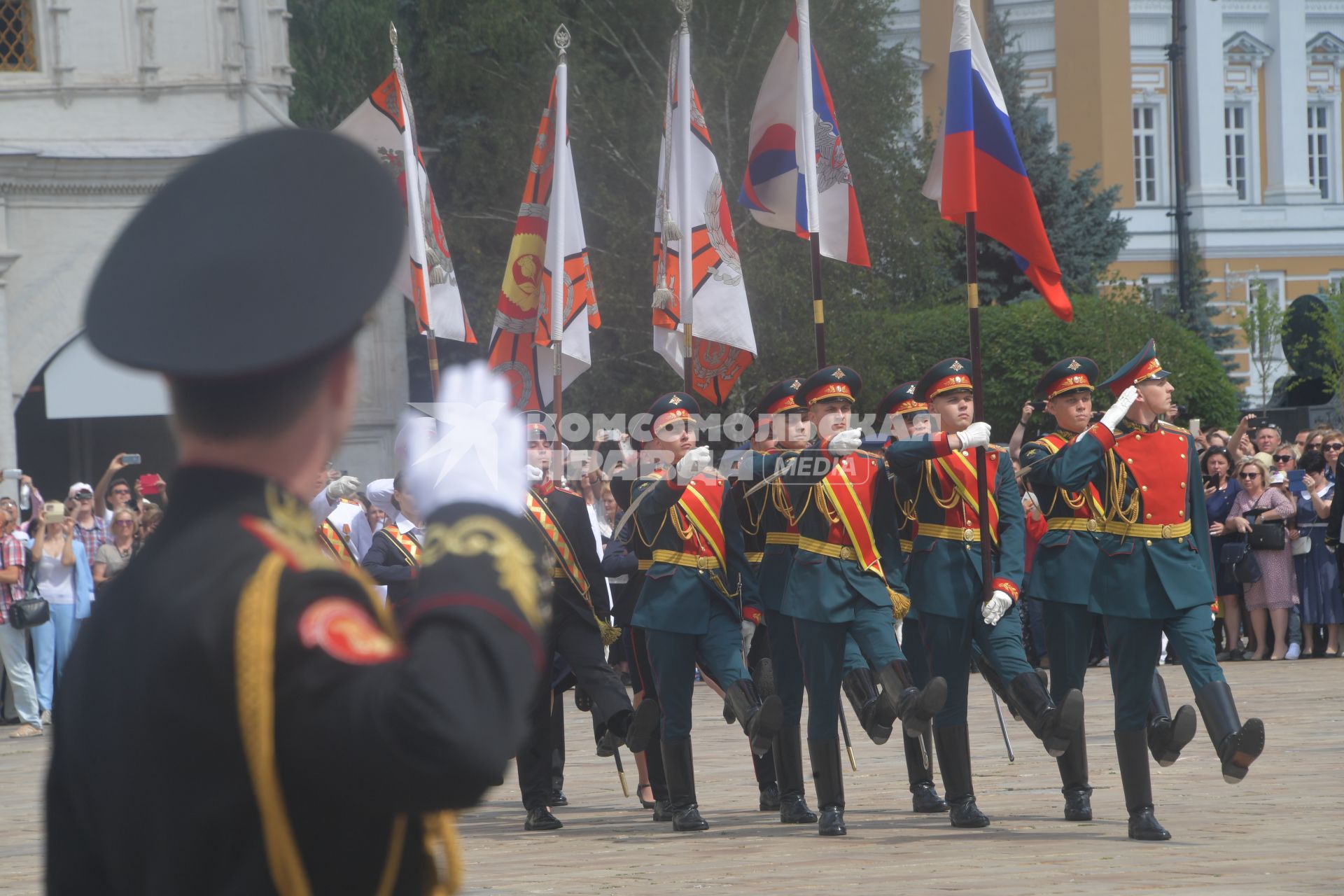 Москва. Во время торжественной церемонии объединеннго выпуска Московского суворовского военного училища, Московского военно-музыкального училища им. В.М.Халилова и Московского кадетского  корпуса`Пансион воспитанниц Министерства обороны РФ` на Соборной площади Кремля.