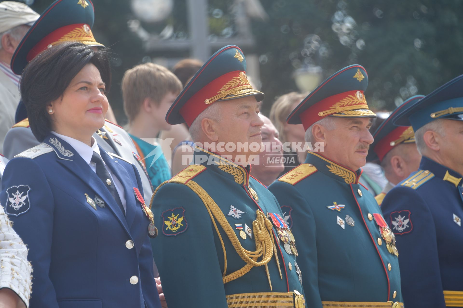 Москва.  Заместитель министра обороны РФ Николай Панков ( в центре) во время торжественной церемонии объединеннго выпуска Московского суворовского военного училища, Московского военно-музыкального училища им. В.М.Халилова и Московского кадетского  корпуса`Пансион воспитанниц Министерства обороны РФ` на Соборной площади Кремля.