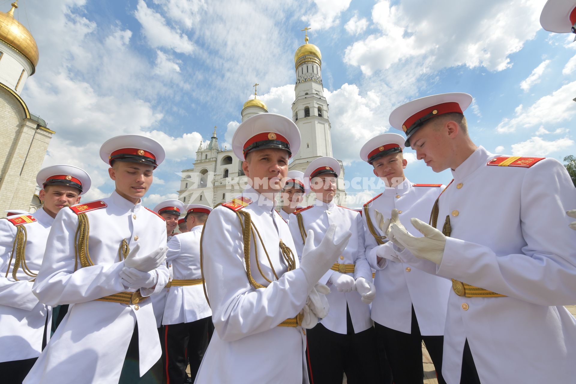 Москва. Во время торжественной церемонии объединеннго выпуска Московского суворовского военного училища, Московского военно-музыкального училища им. В.М.Халилова и Московского кадетского  корпуса`Пансион воспитанниц Министерства обороны РФ` на Соборной площади Кремля.