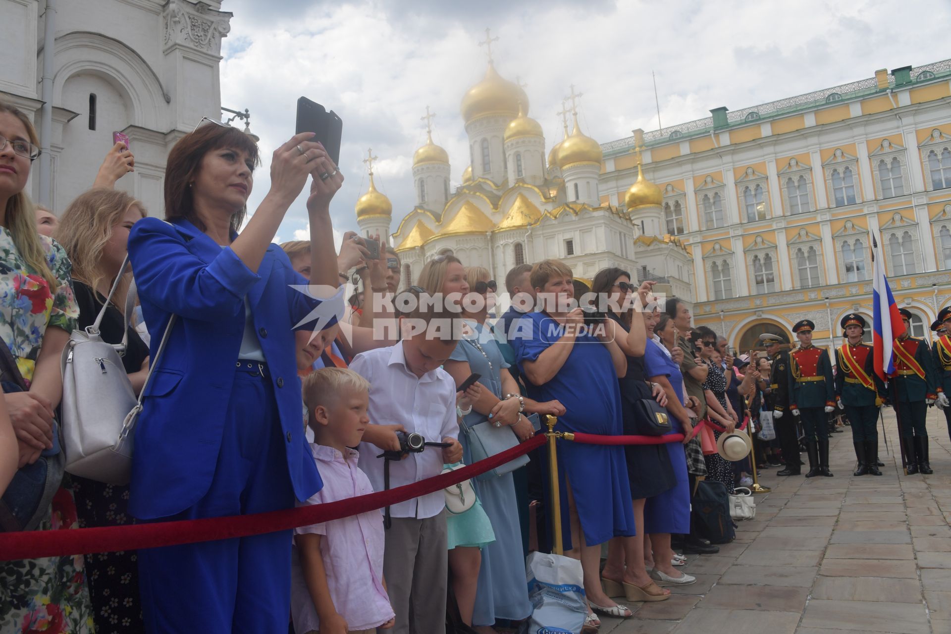 Москва. Во время торжественной церемонии объединеннго выпуска Московского суворовского военного училища, Московского военно-музыкального училища им. В.М.Халилова и Московского кадетского  корпуса`Пансион воспитанниц Министерства обороны РФ` на Соборной площади Кремля.