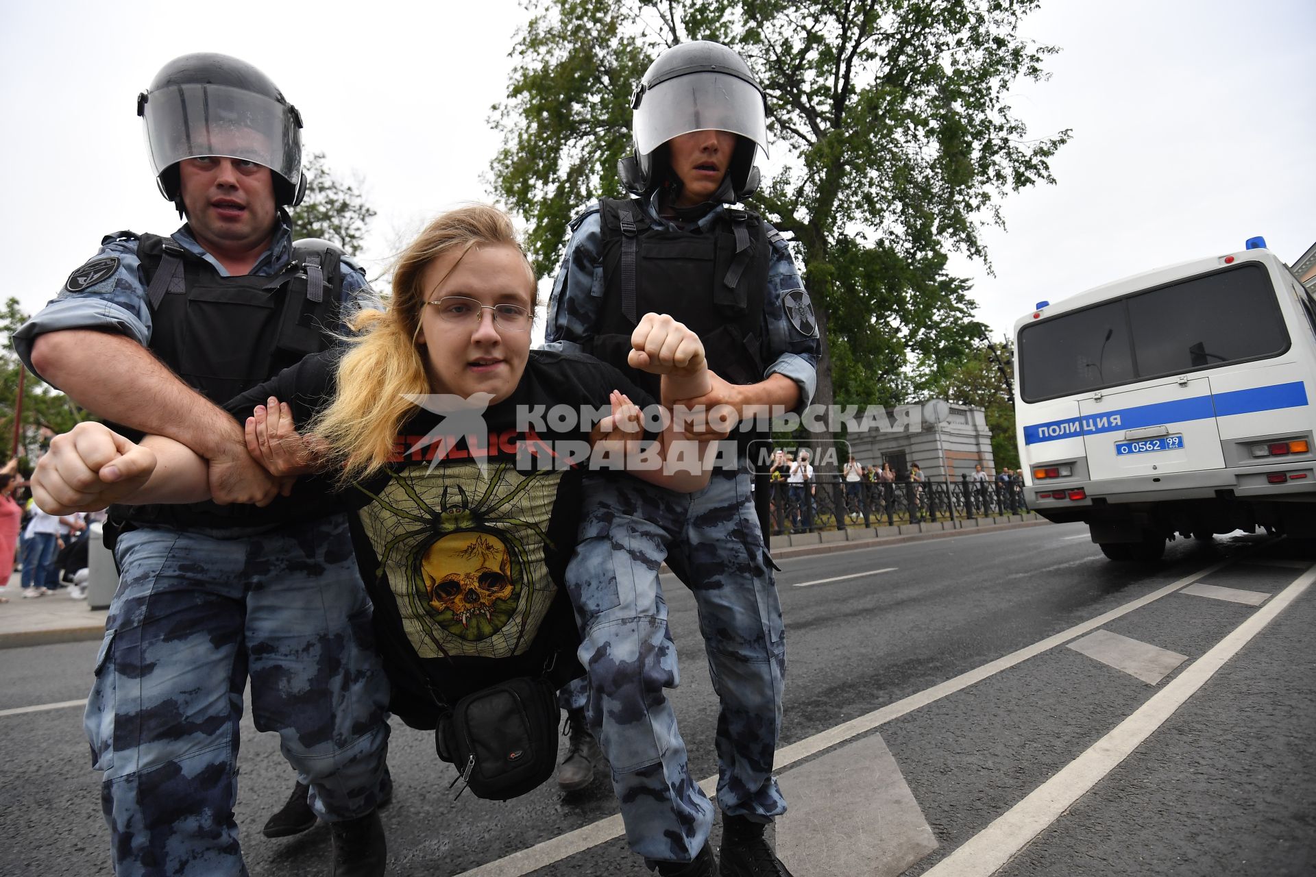 Москва.  Сотрудники ОМОНА во время акции в поддержку журналиста интернет-издания `Медуза`Ивана Голунова.