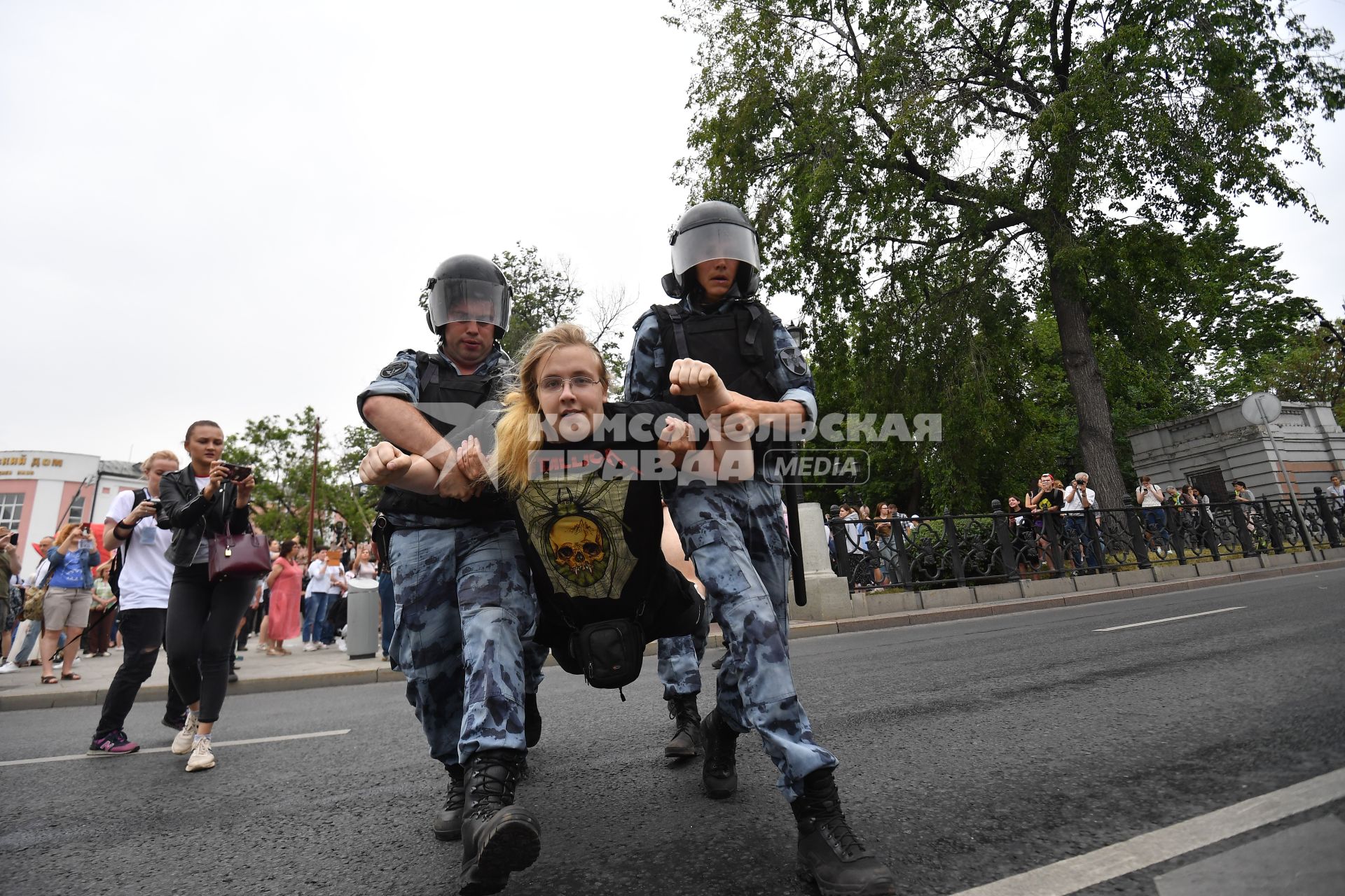 Москва.  Сотрудники ОМОНА во время акции в поддержку журналиста интернет-издания `Медуза`Ивана Голунова.