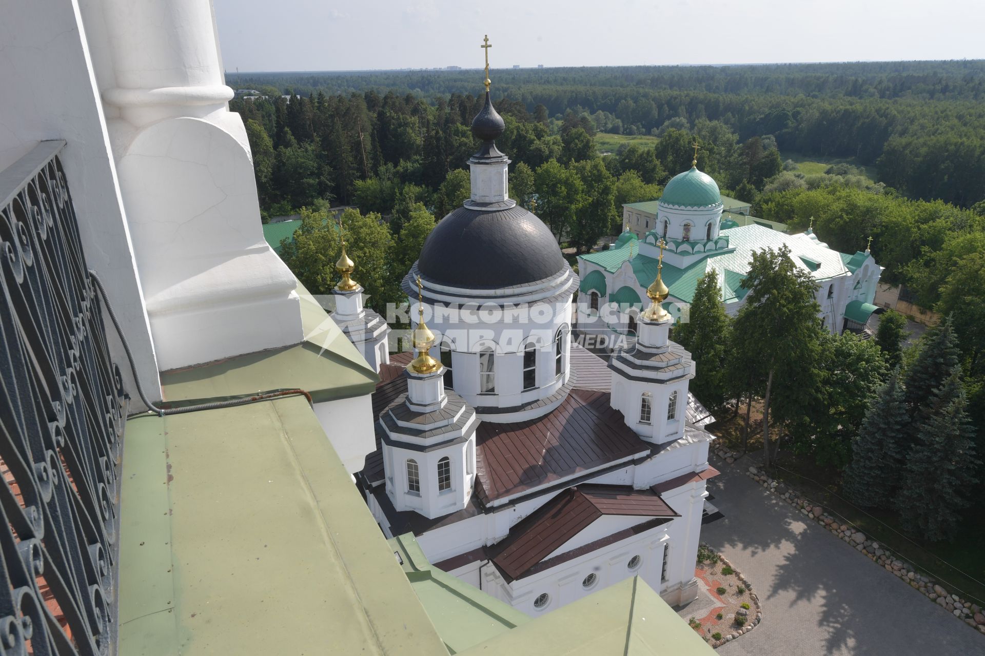 Московская область.  На колокольне  Николо-Берлюковского  мужского монастыря.