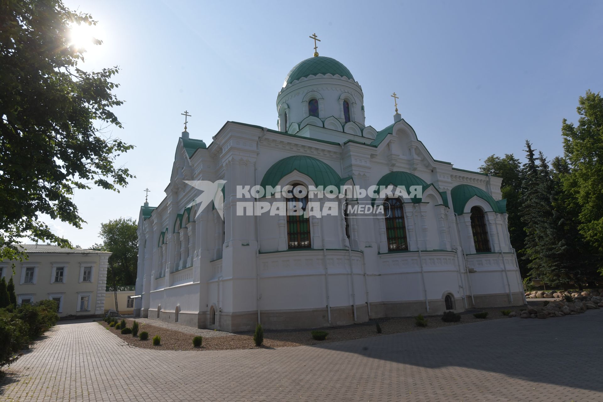 Московская область. Вид на храм Пресвятой Живоначальной Троицы  Николо-Берлюковского  мужского монастыря.