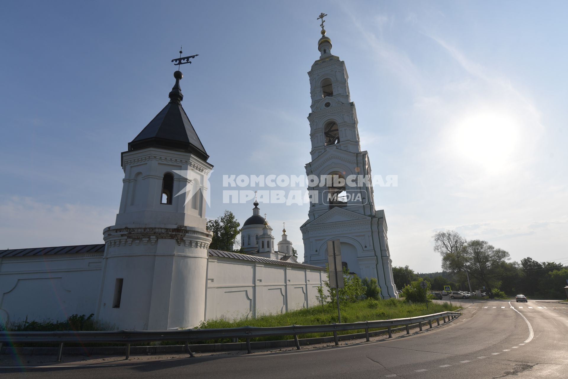 Московская область.  Вид на колокольню  Николо-Берлюковского  мужского монастыря.