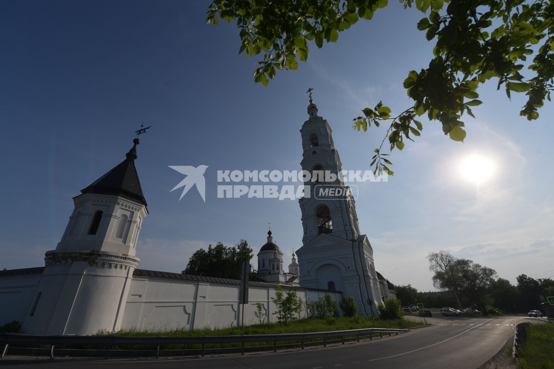 Московская область.  Вид на колокольню  Николо-Берлюковского  мужского монастыря.