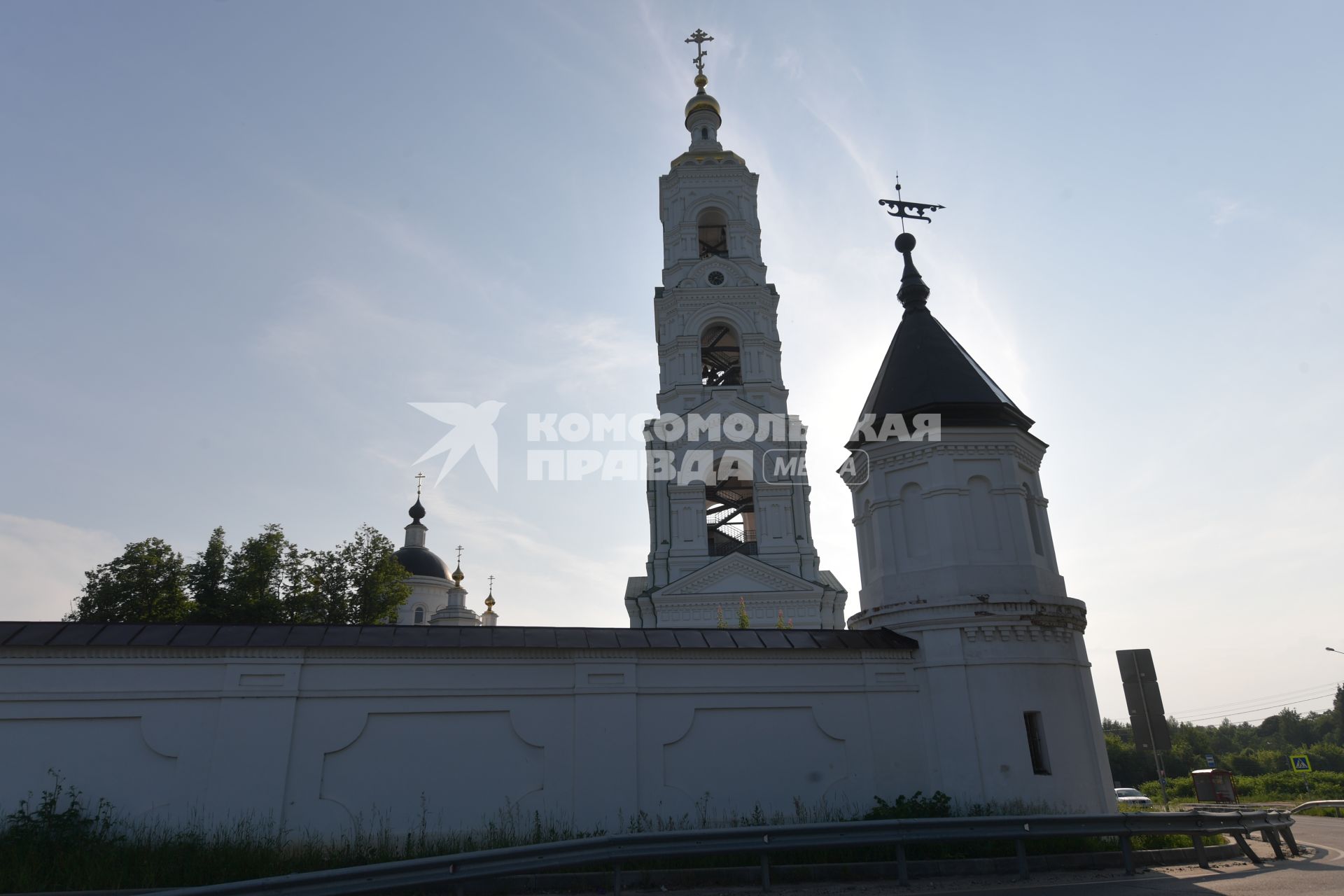 Московская область.  Вид на колокольню  Николо-Берлюковского  мужского монастыря.