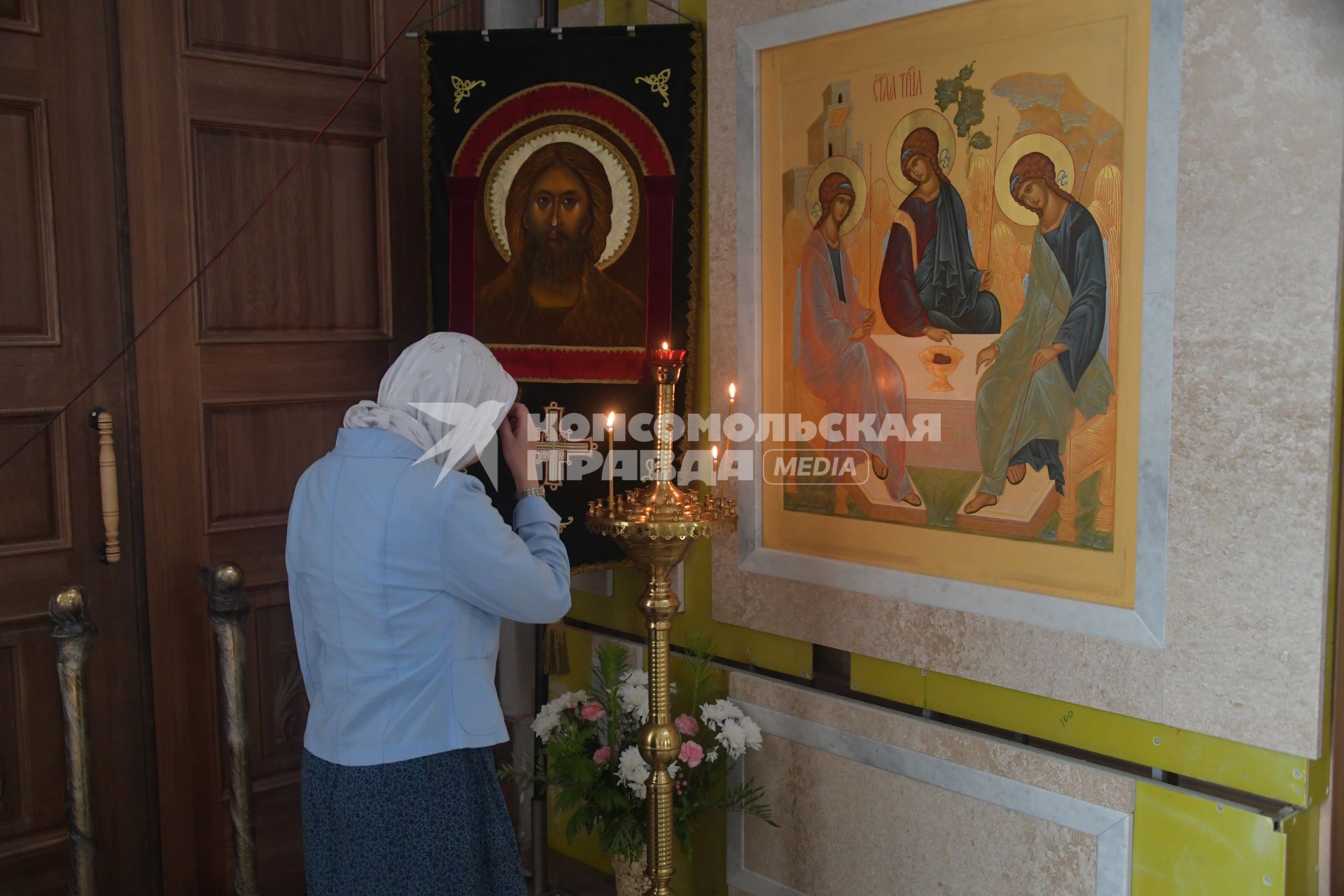 Московская область.  Женщина молится в храме  Николо-Берлюковского  мужского монастыря.