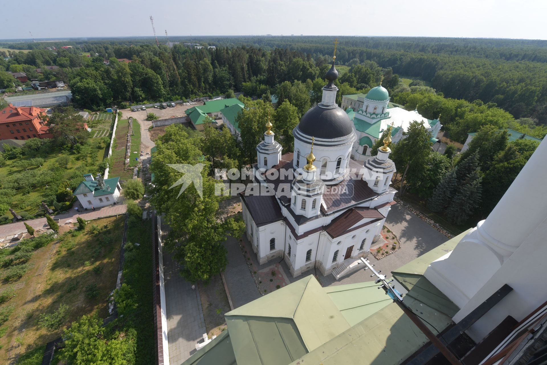 Московская область.  На колокольне  Николо-Берлюковского  мужского монастыря.