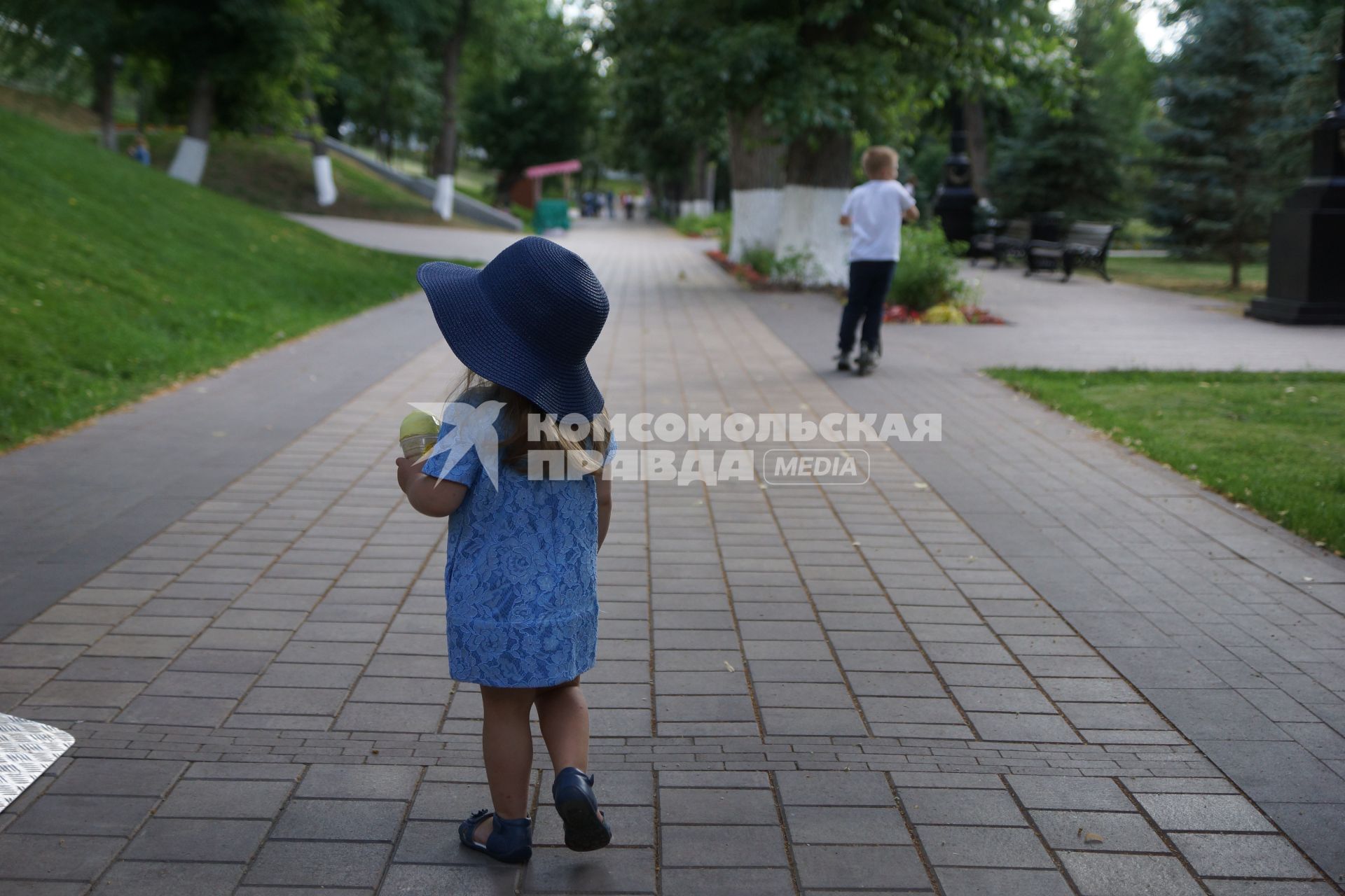 Самара. Девочка ест мороженое.