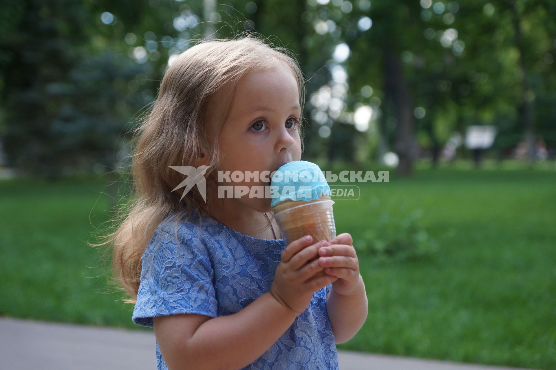 Самара. Девочка ест мороженое.