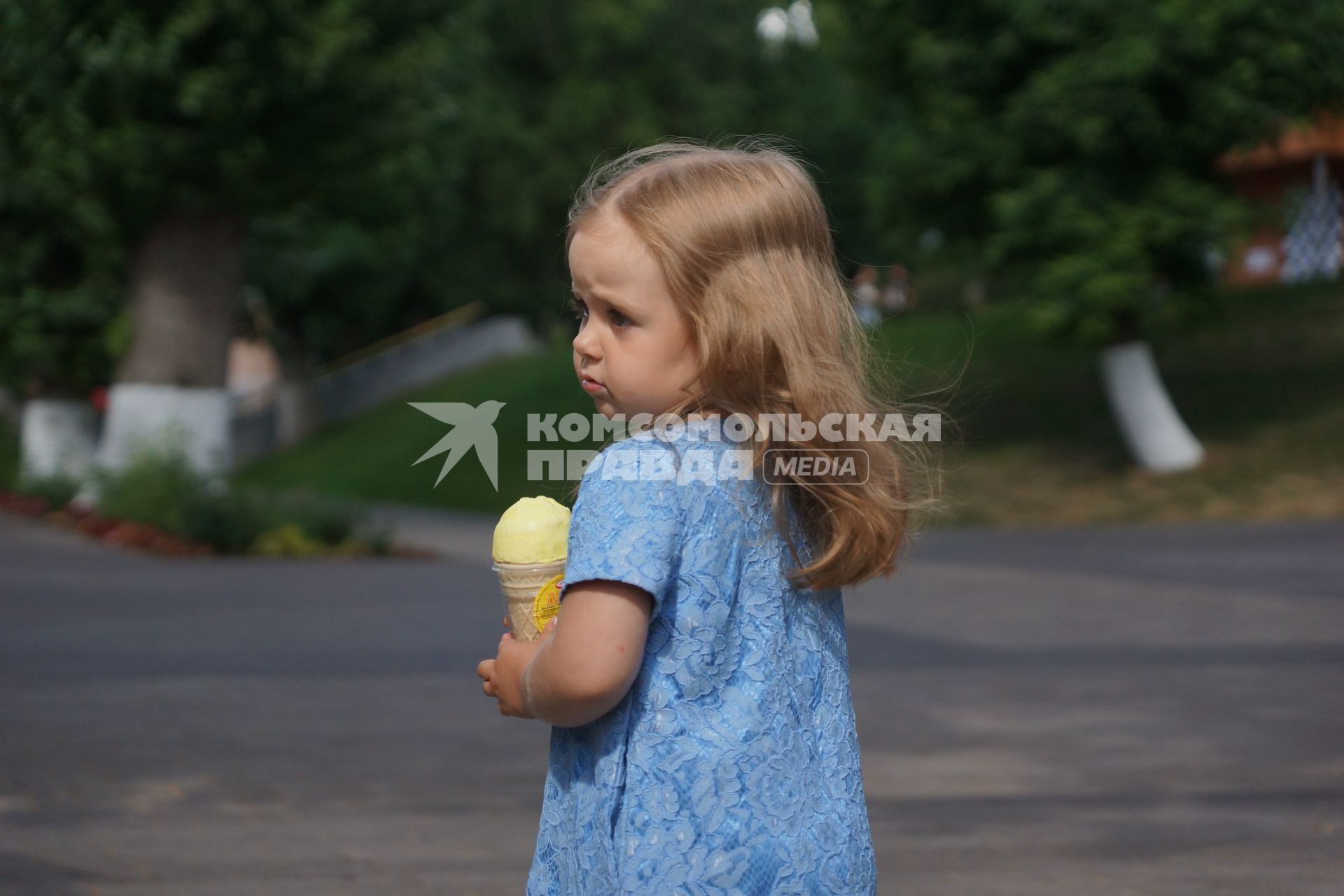 Самара. Девочка ест мороженое.