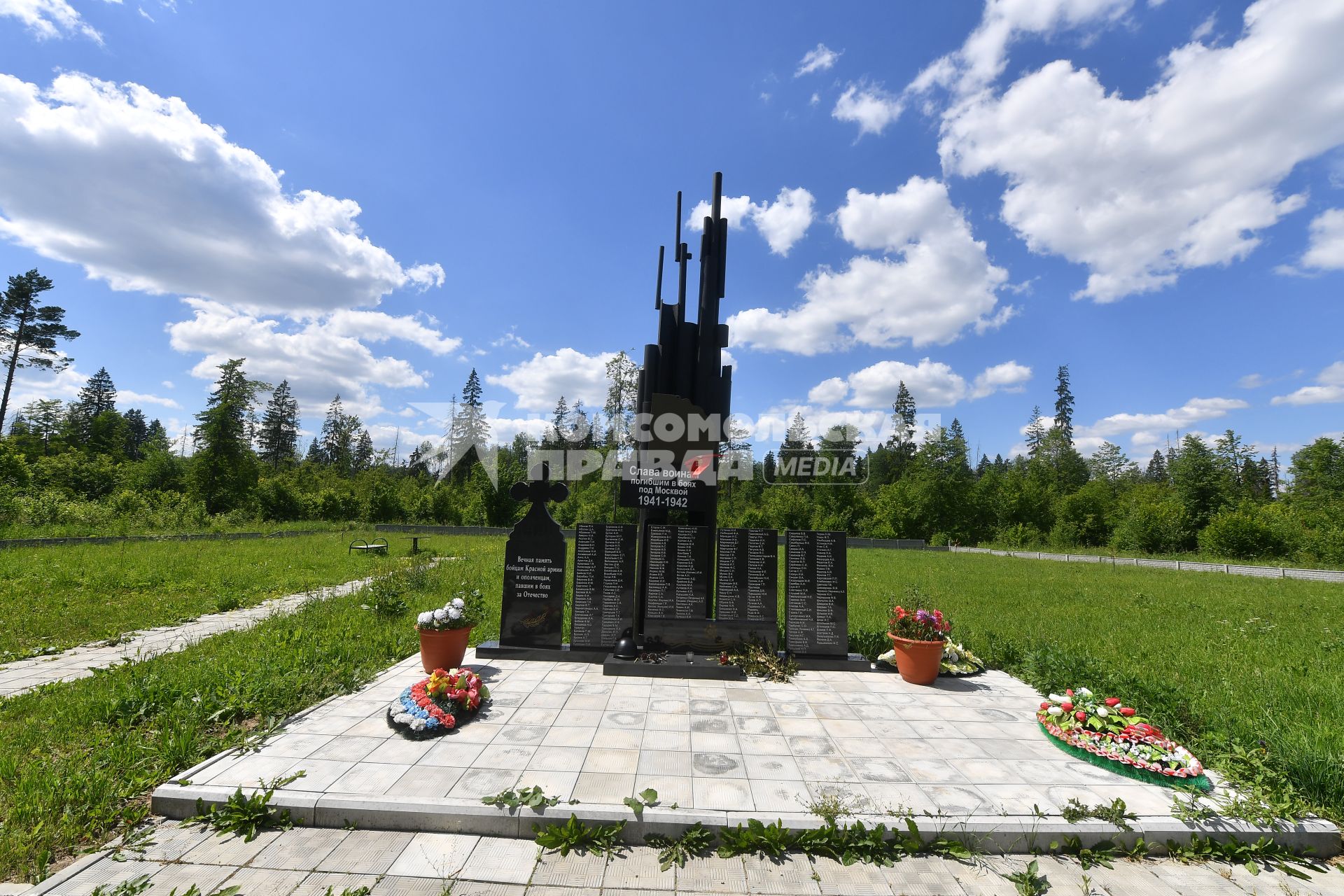 Московская область, Новофедоровское.  Памятник воинам, погибшим в боях Великой Отечественной Войны на территории Троице-Одигитриевской  Зосимовой  пустыни.