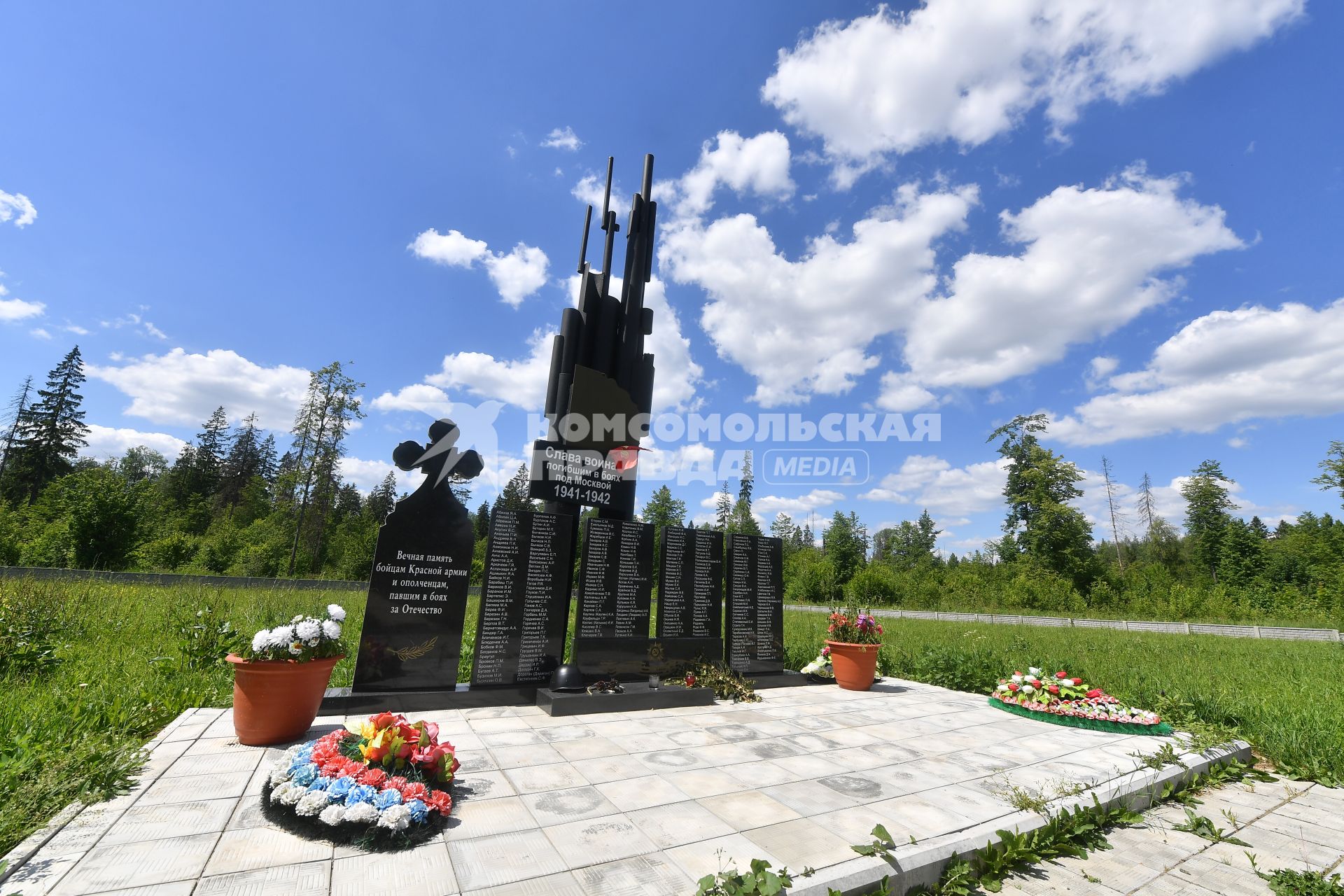 Московская область, Новофедоровское.  Памятник воинам, погибшим в боях Великой Отечественной Войны на территории Троице-Одигитриевской  Зосимовой  пустыни.