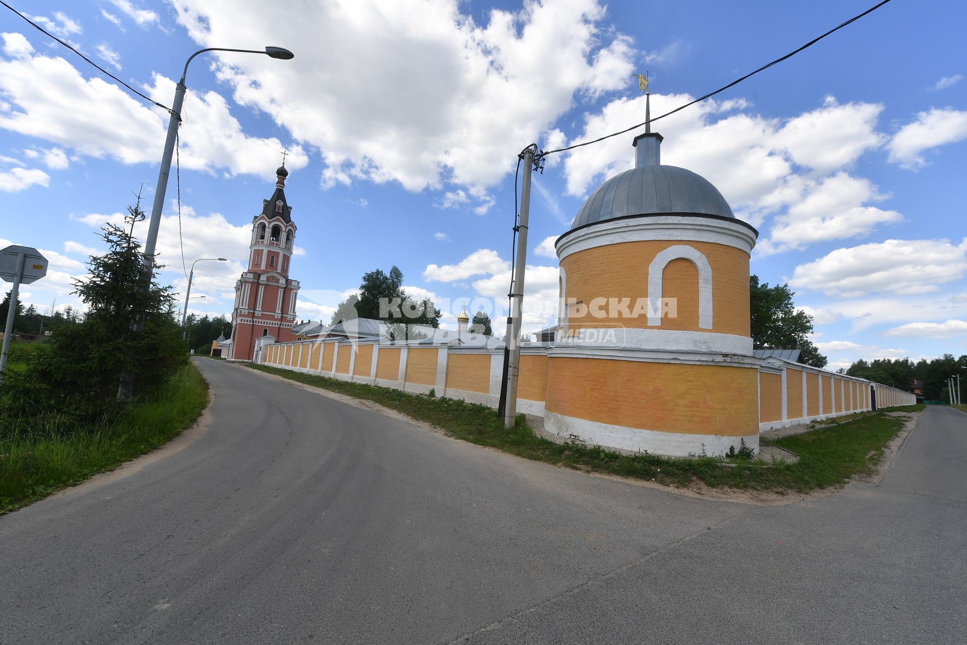 Московская область, Новофедоровское. Вид на монастырские стены Троице-Одигитриевской  пустыни.