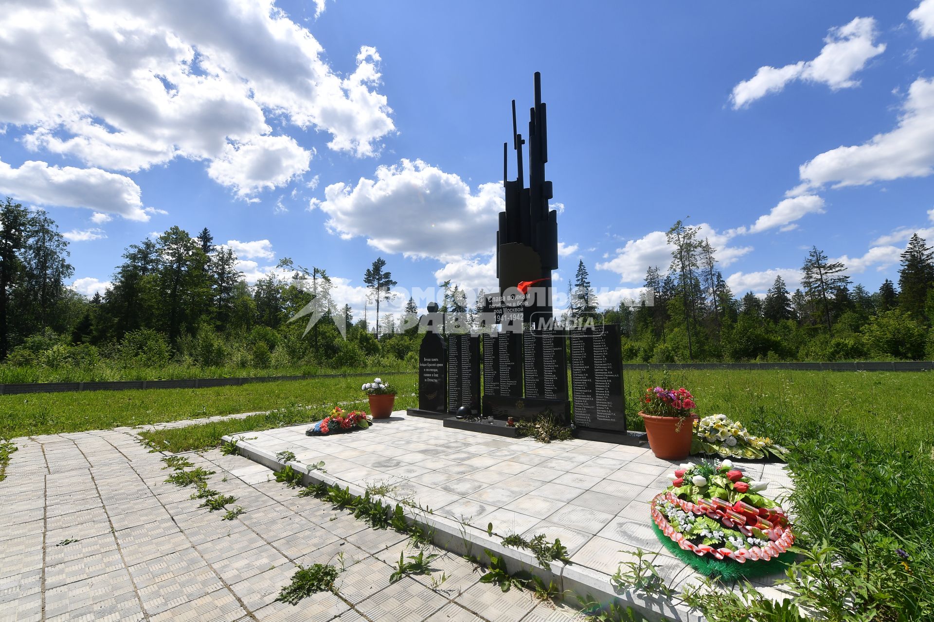 Московская область, Новофедоровское.  Памятник воинам, погибшим в боях Великой Отечественной Войны на территории Троице-Одигитриевской  Зосимовой  пустыни.