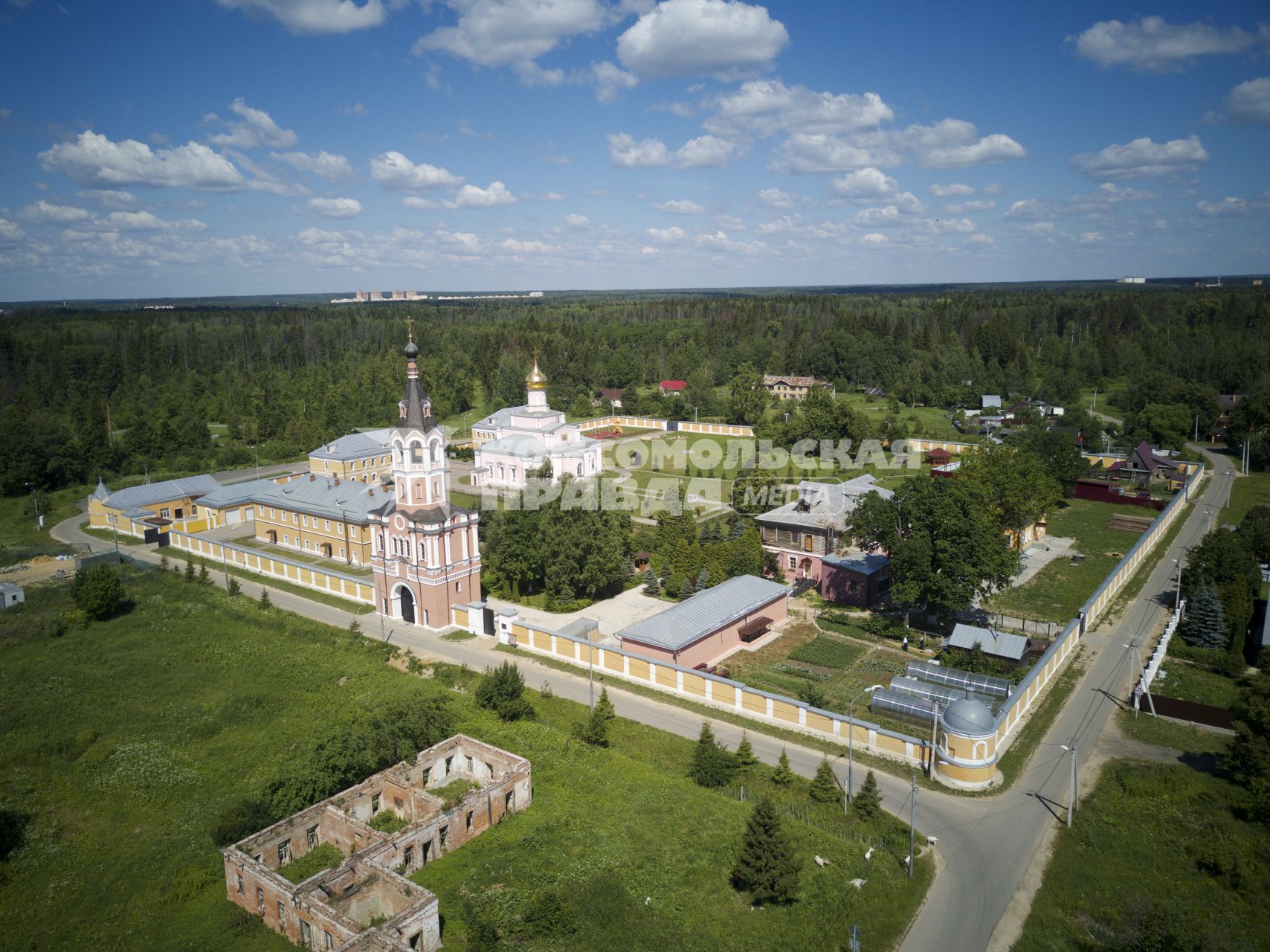 Московская область, Новофедоровское. Вид сверху на Троице-Одигитриевскую  Зосимову пустынь.