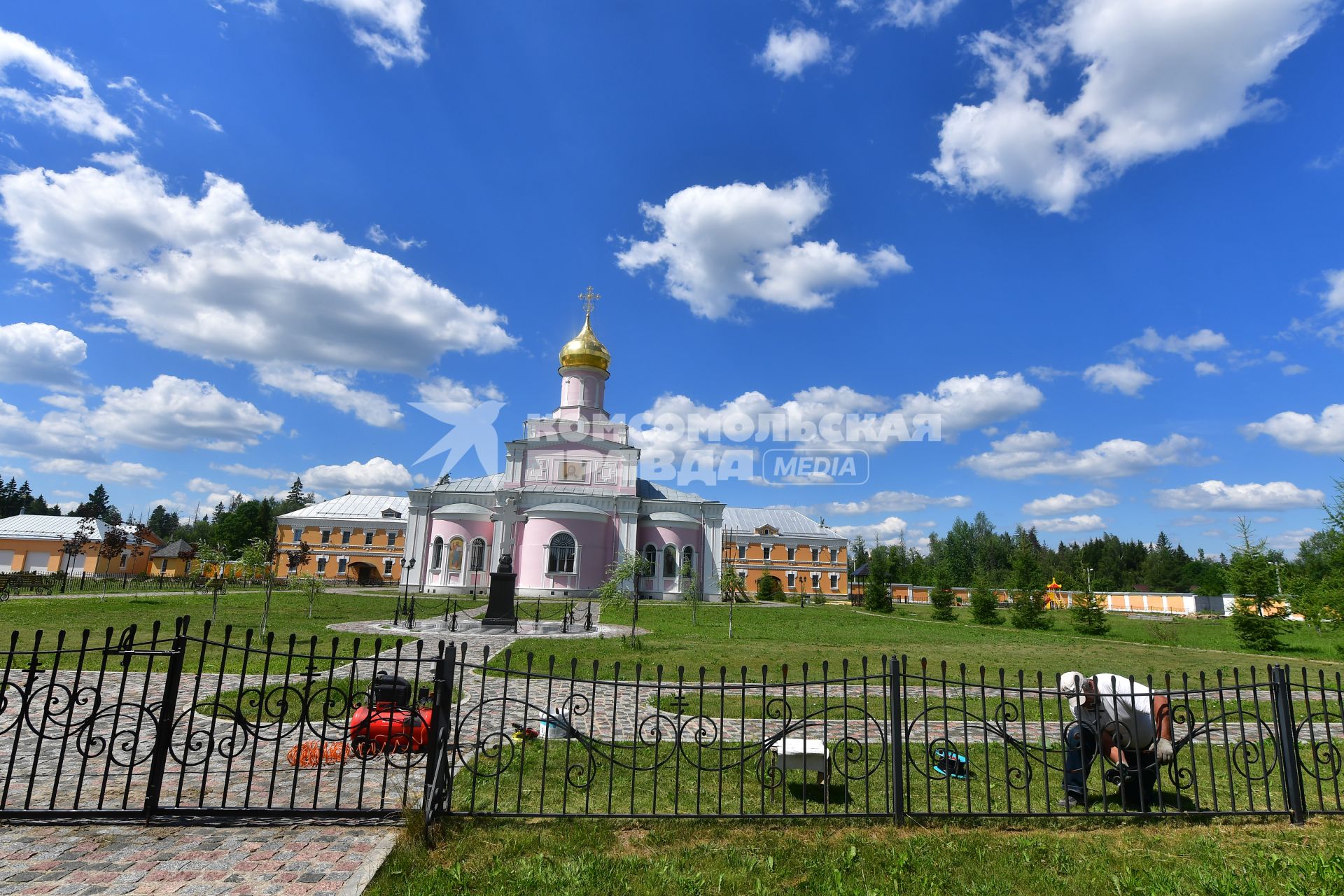 Московская область, Новофедоровское.  Вид на территорию Троице-Одигитриевской  Зосимовой  пустыни.