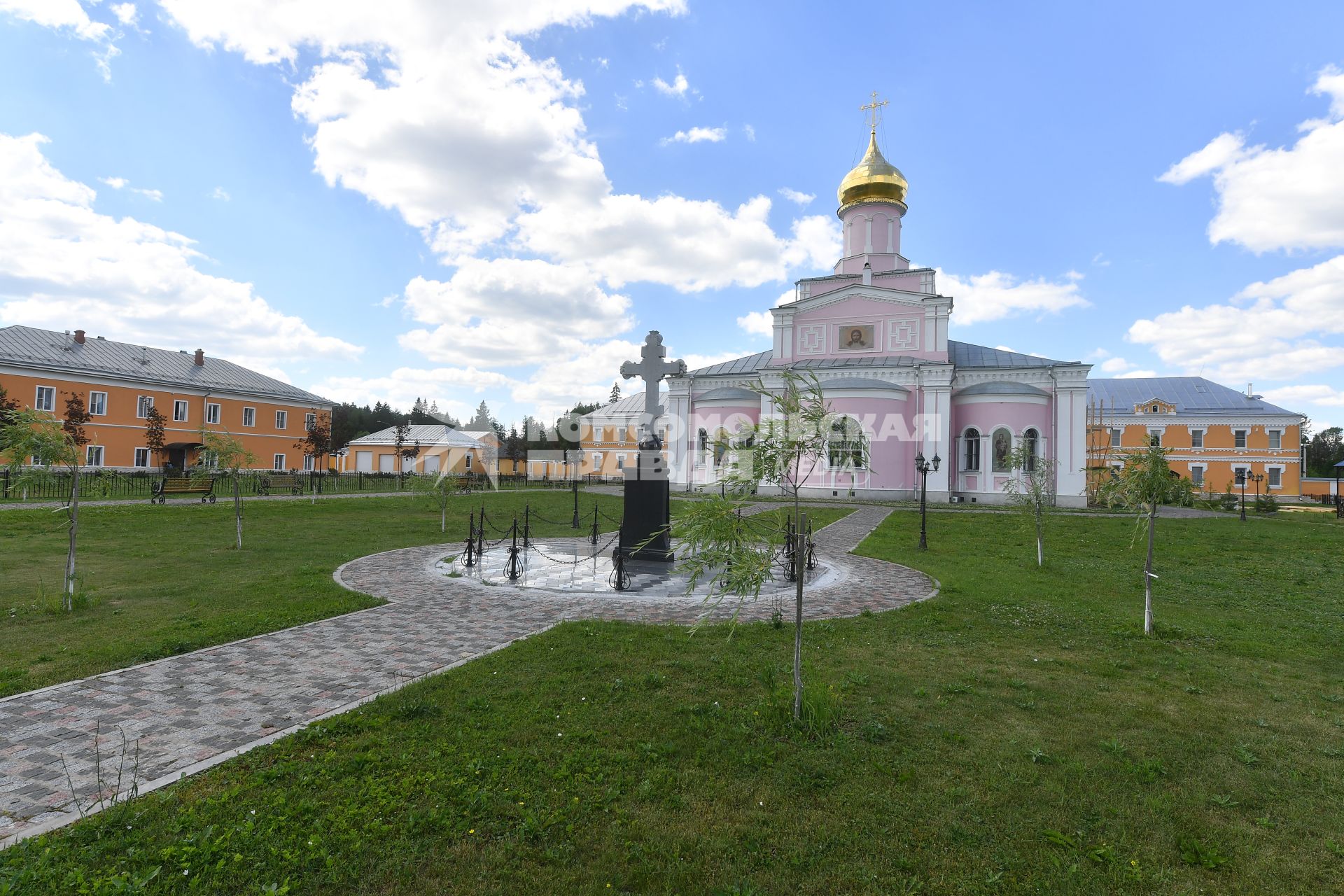 Московская область, Новофедоровское.   Памятный крест на территории Троице-Одигитриевской  Зосимовой  пустыни.