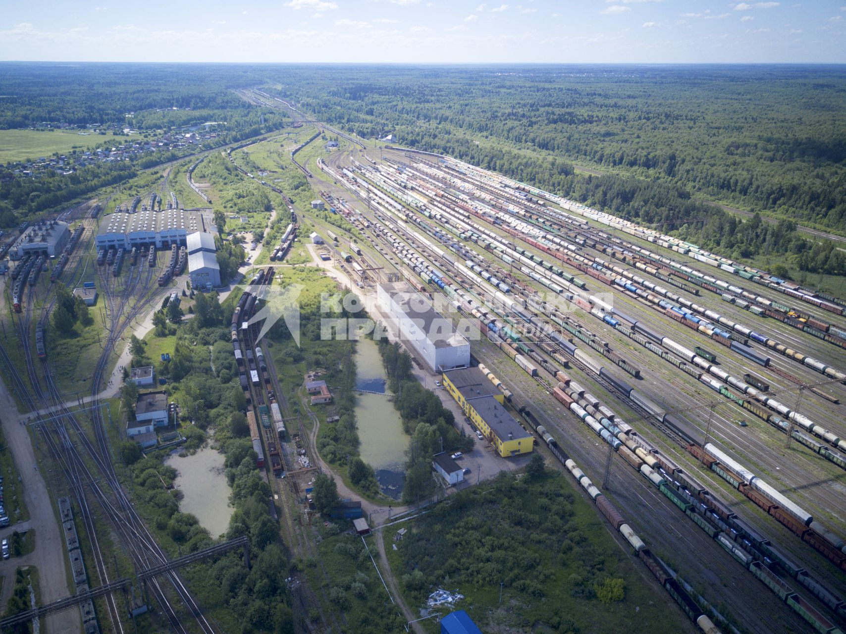 Московская область, Бекасово. Вид сверху на железнодорожные вагоны.