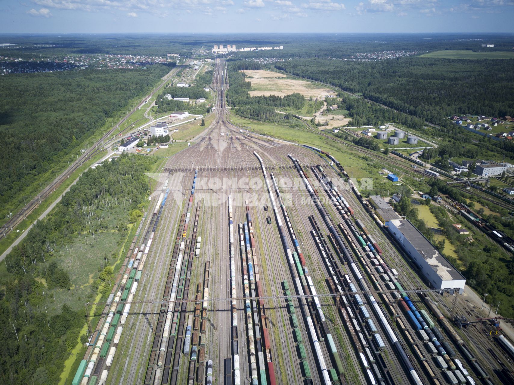 Московская область, Бекасово. Вид сверху на железнодорожные вагоны.