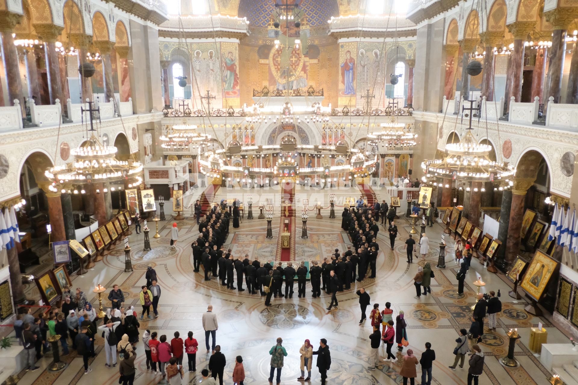 Санкт-Петербург. В Никольском соборе Кронштадта прошла панихида по погибшим на подлодке АС-31 морякам Северного флота России.