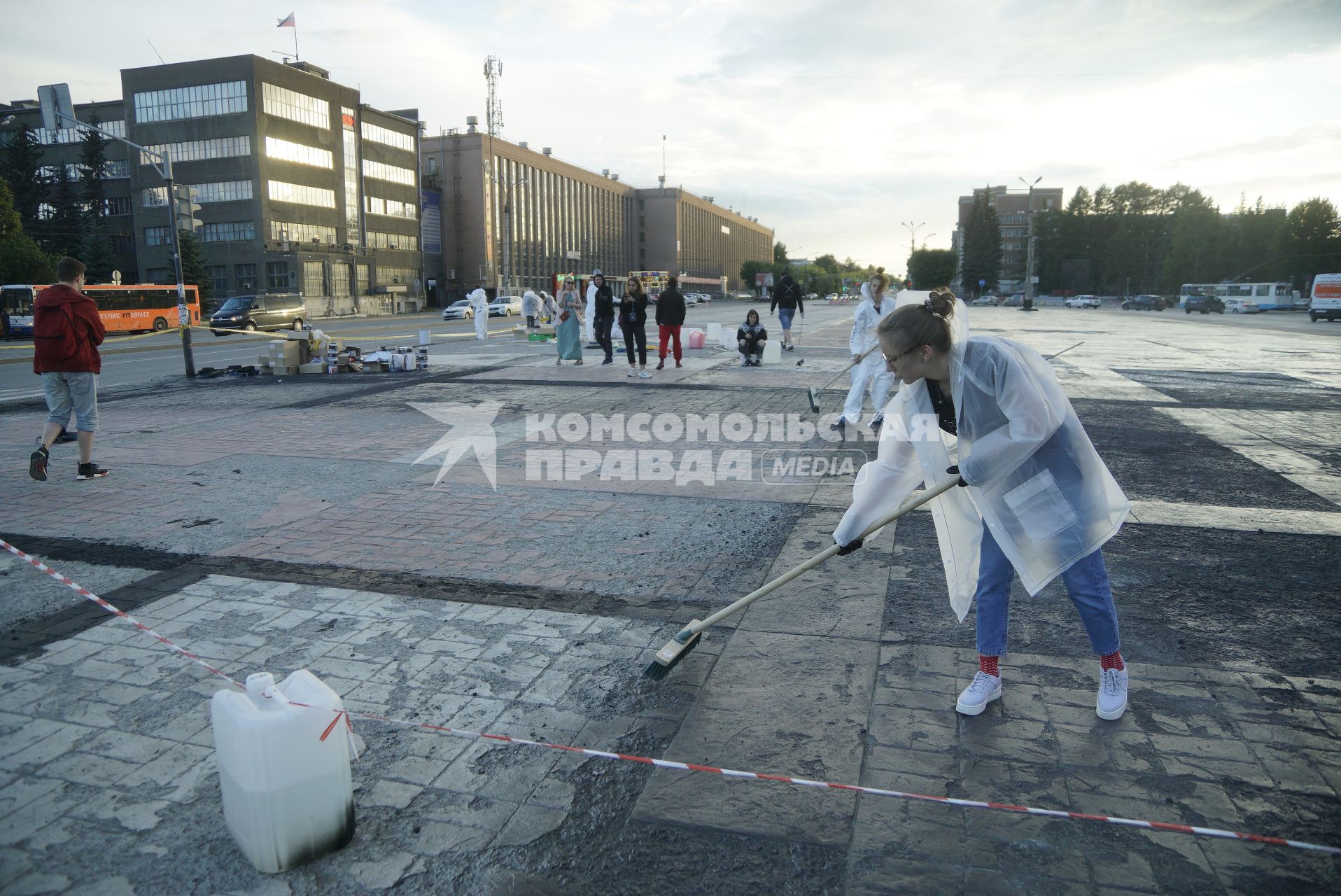 Екатеринбург. Процесс создания очередной композиции уличного художника-каллиграфиста Покрас Лампас (Арсений Пыженков) на площади 1й пятилетки, в рамках фестиваля уличного искусства \'Стенограффия\'