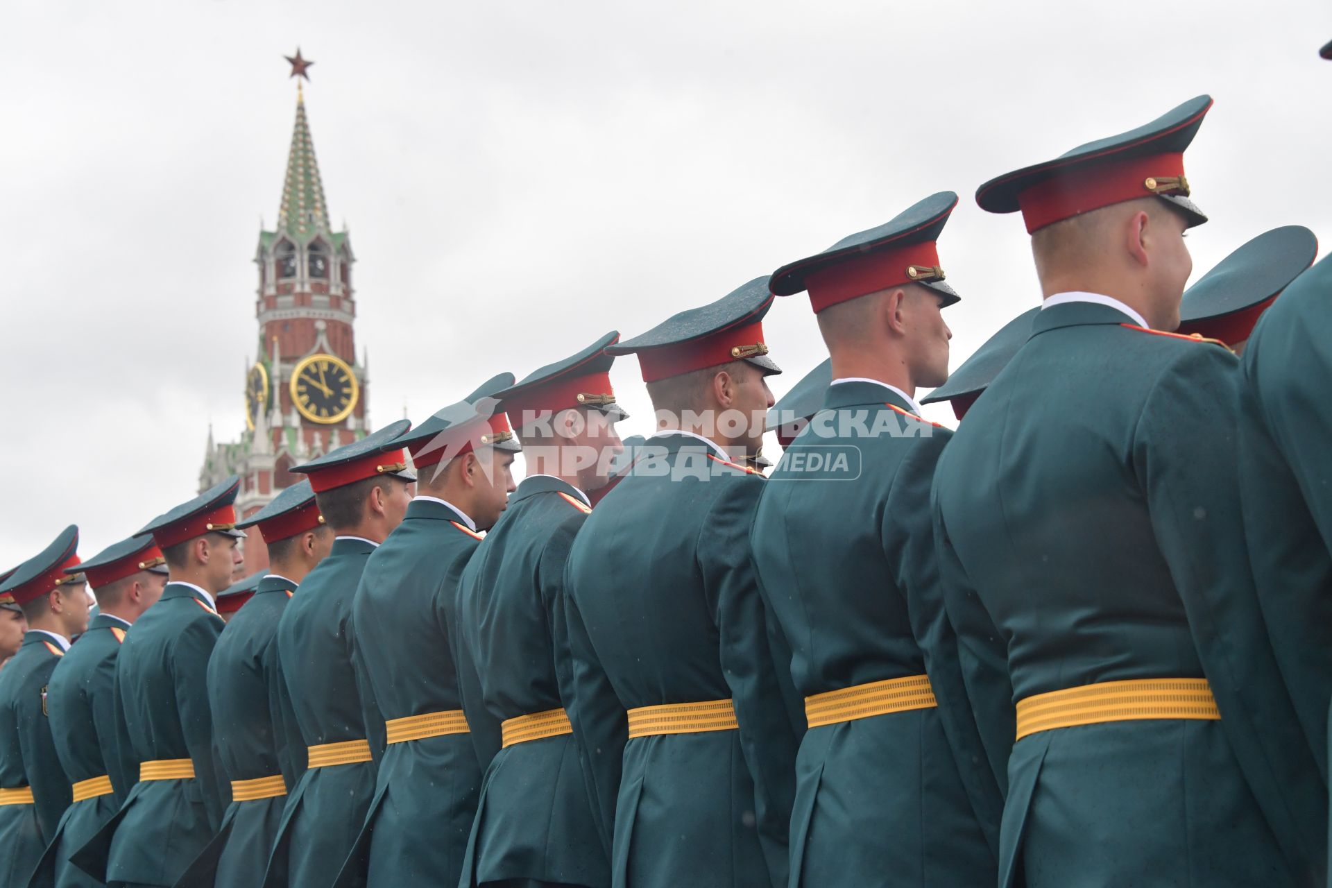 Москва. Курсанты Академии гражданской защиты и Академии Государственной противопожарной службы МЧС  России во время выпускного на Красной площади.