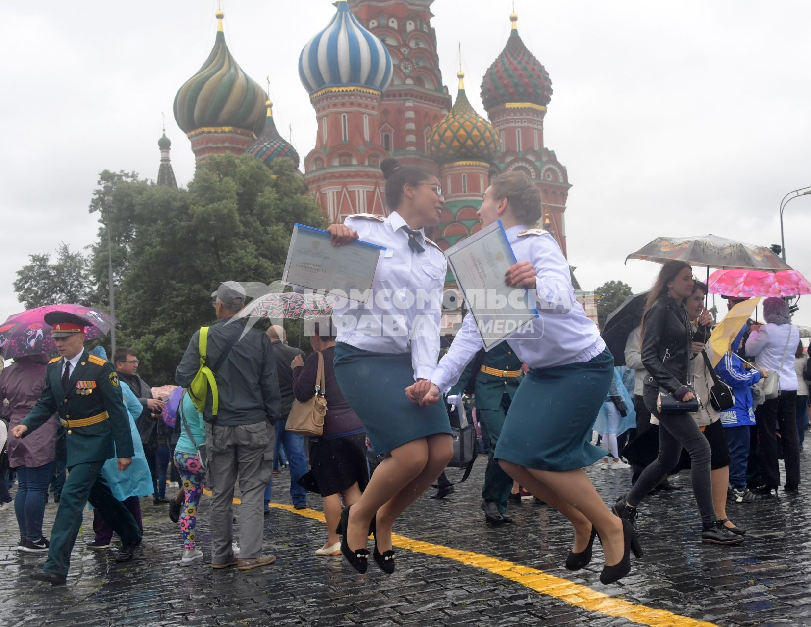 Москва. Курсанты Академии гражданской защиты и Академии Государственной противопожарной службы МЧС  России во время выпускного на Красной площади.