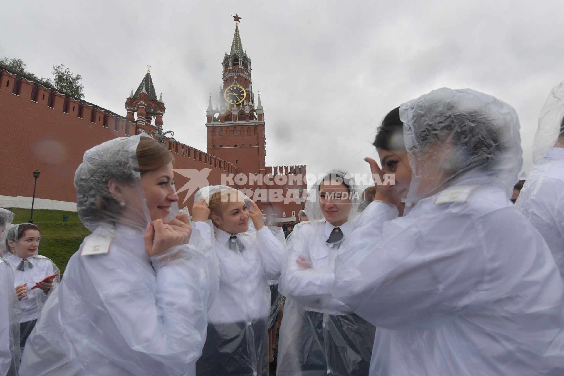 Москва. Курсанты Академии гражданской защиты и Академии Государственной противопожарной службы МЧС  России во время выпускного на Красной площади.