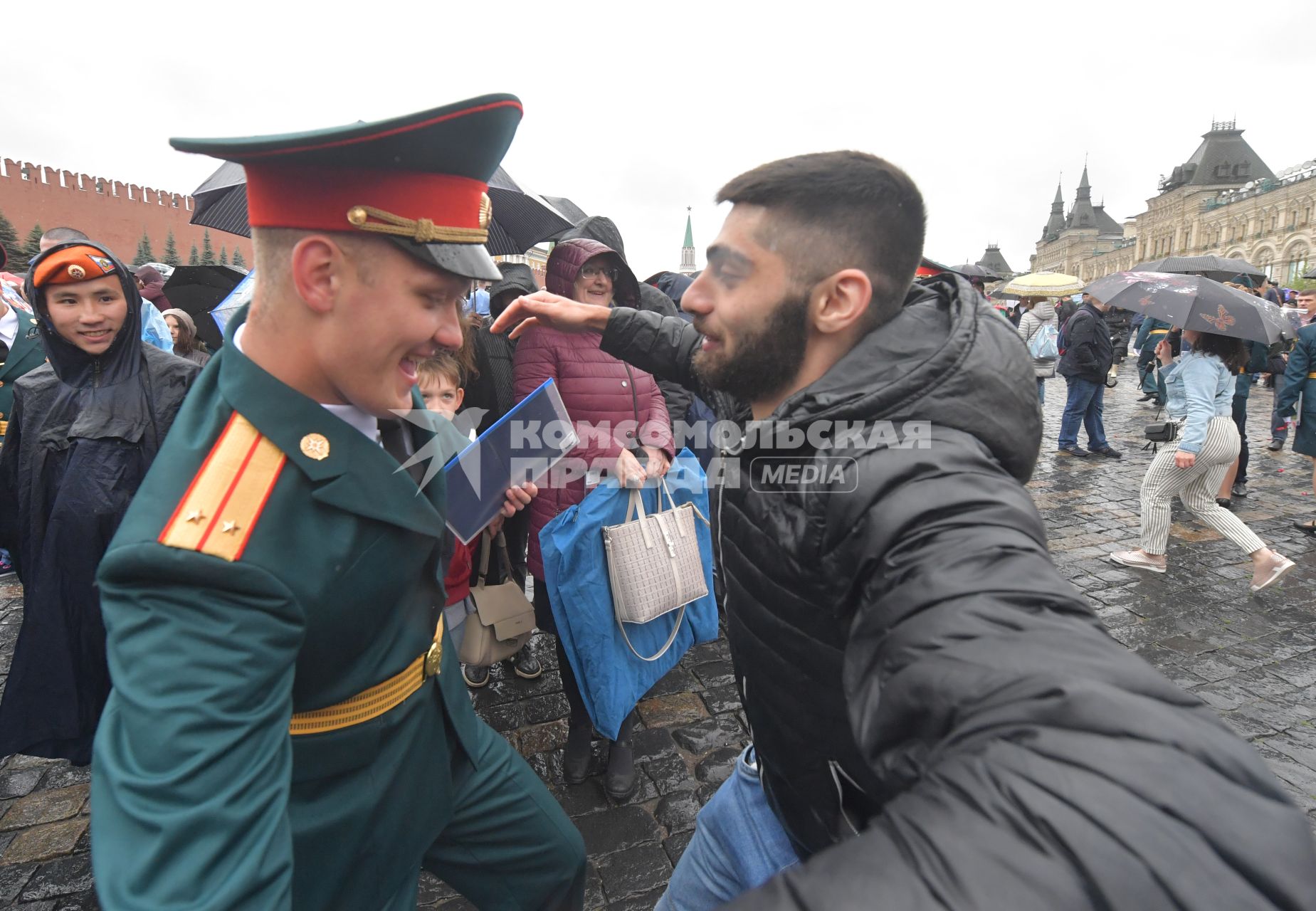 Москва. Курсанты Академии гражданской защиты и Академии Государственной противопожарной службы МЧС  России во время выпускного на Красной площади.