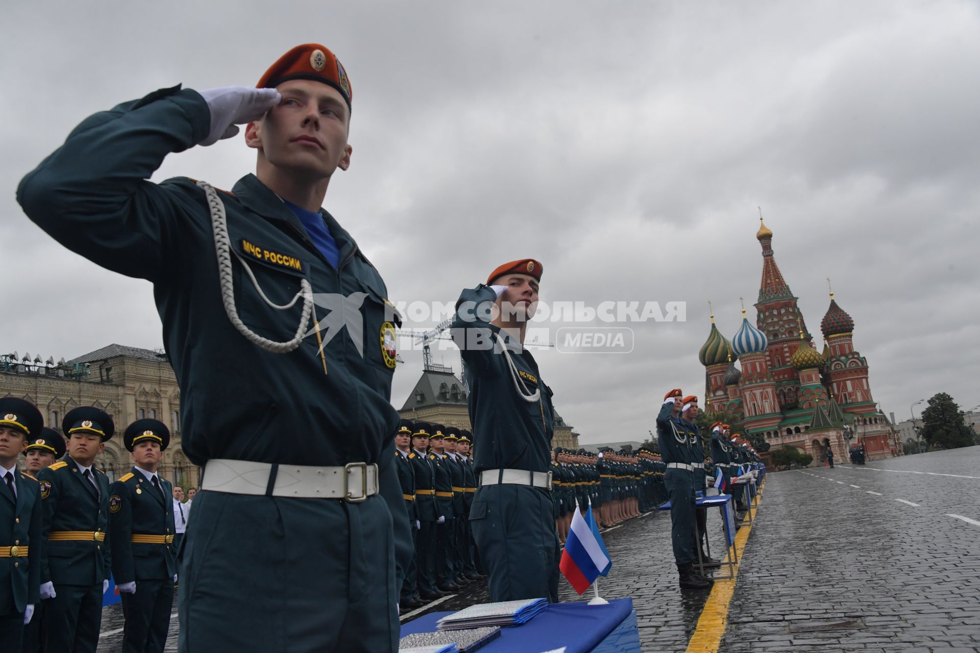 Москва. Курсанты Академии гражданской защиты и Академии Государственной противопожарной службы МЧС  России во время выпускного на Красной площади.