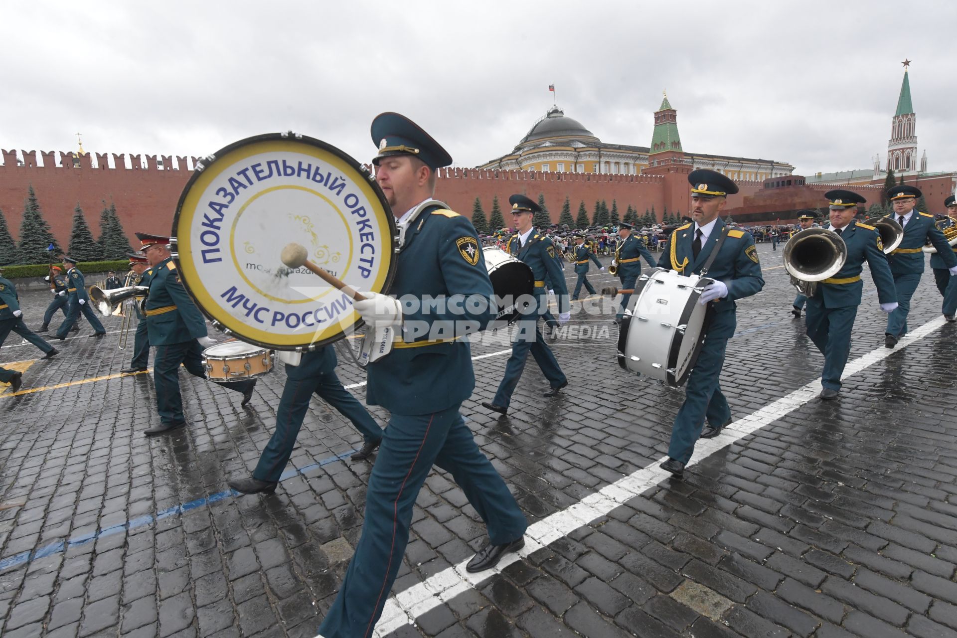 Москва. Курсанты Академии гражданской защиты и Академии Государственной противопожарной службы МЧС  России во время выпускного на Красной площади.